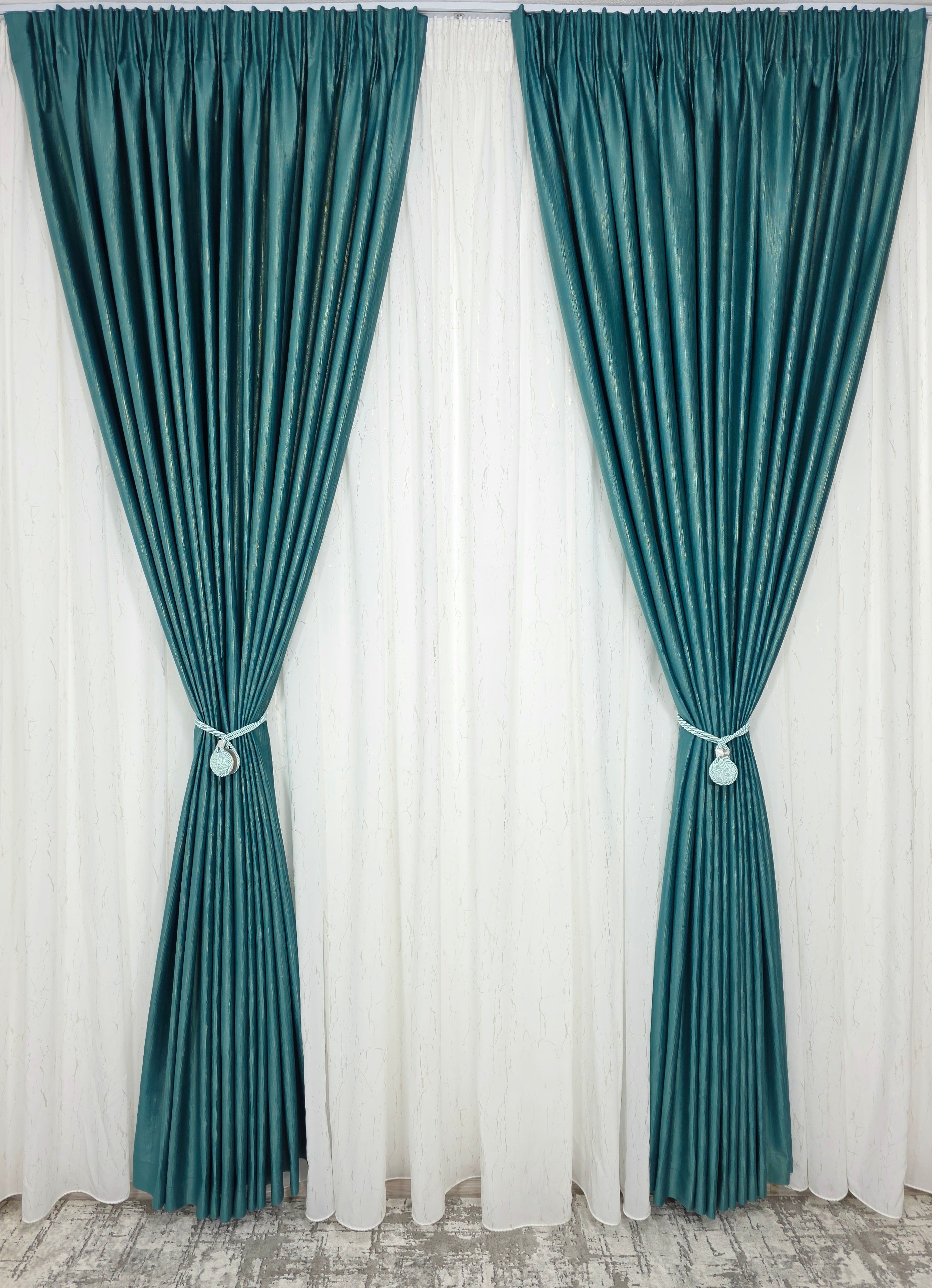 Colectia Valencia: Perdea Alba Din Matase Cu Insertii Aurii Varianta 1 Si Draperie Rolex Catifea Verde Turcoaz Cu Sclipici Auriu