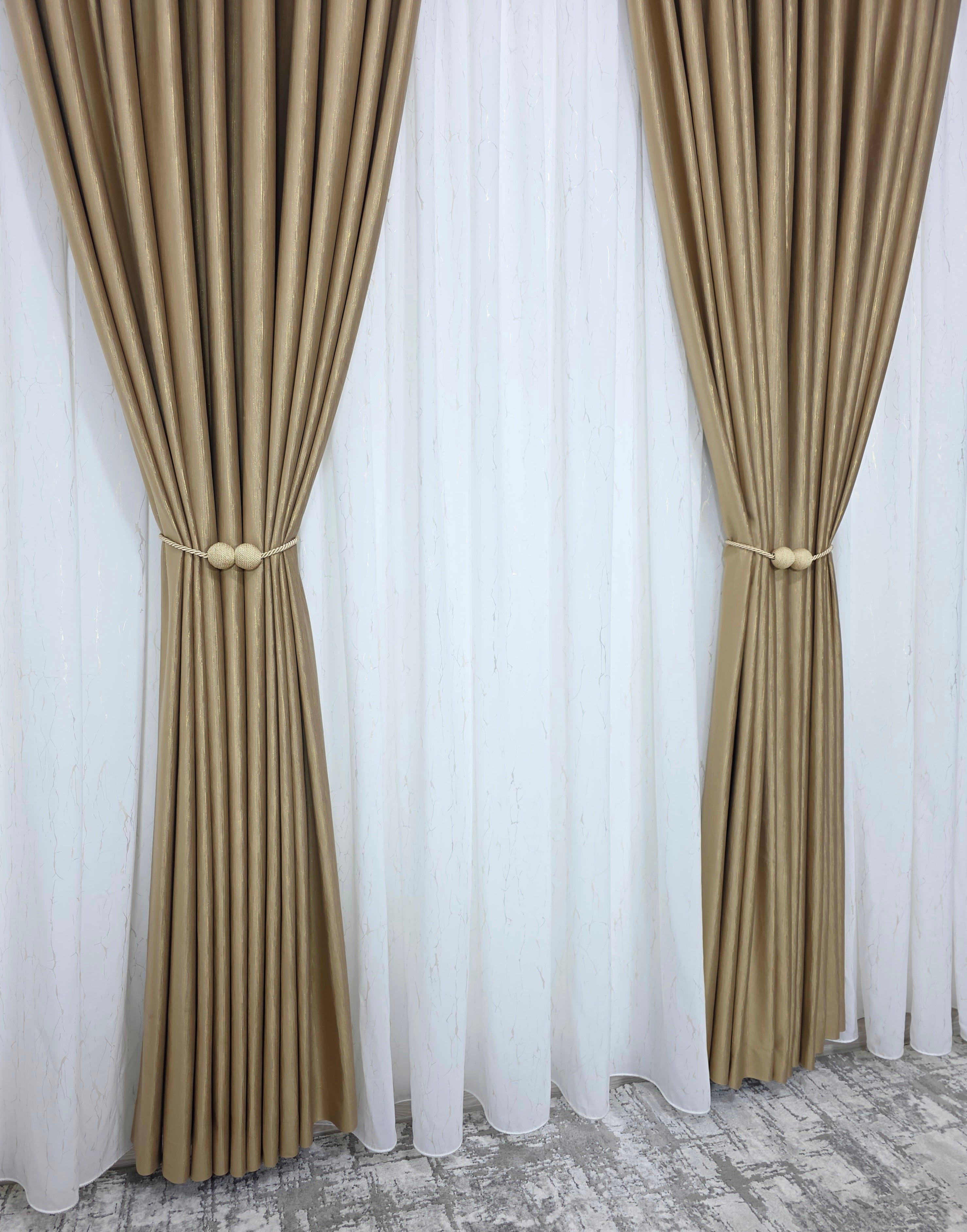 Colectia Valencia: Perdea Alba Din Matase Cu Insertii Aurii Varianta 1 Si Draperie Rolex Catifea Capucino Cu Sclipici Auriu