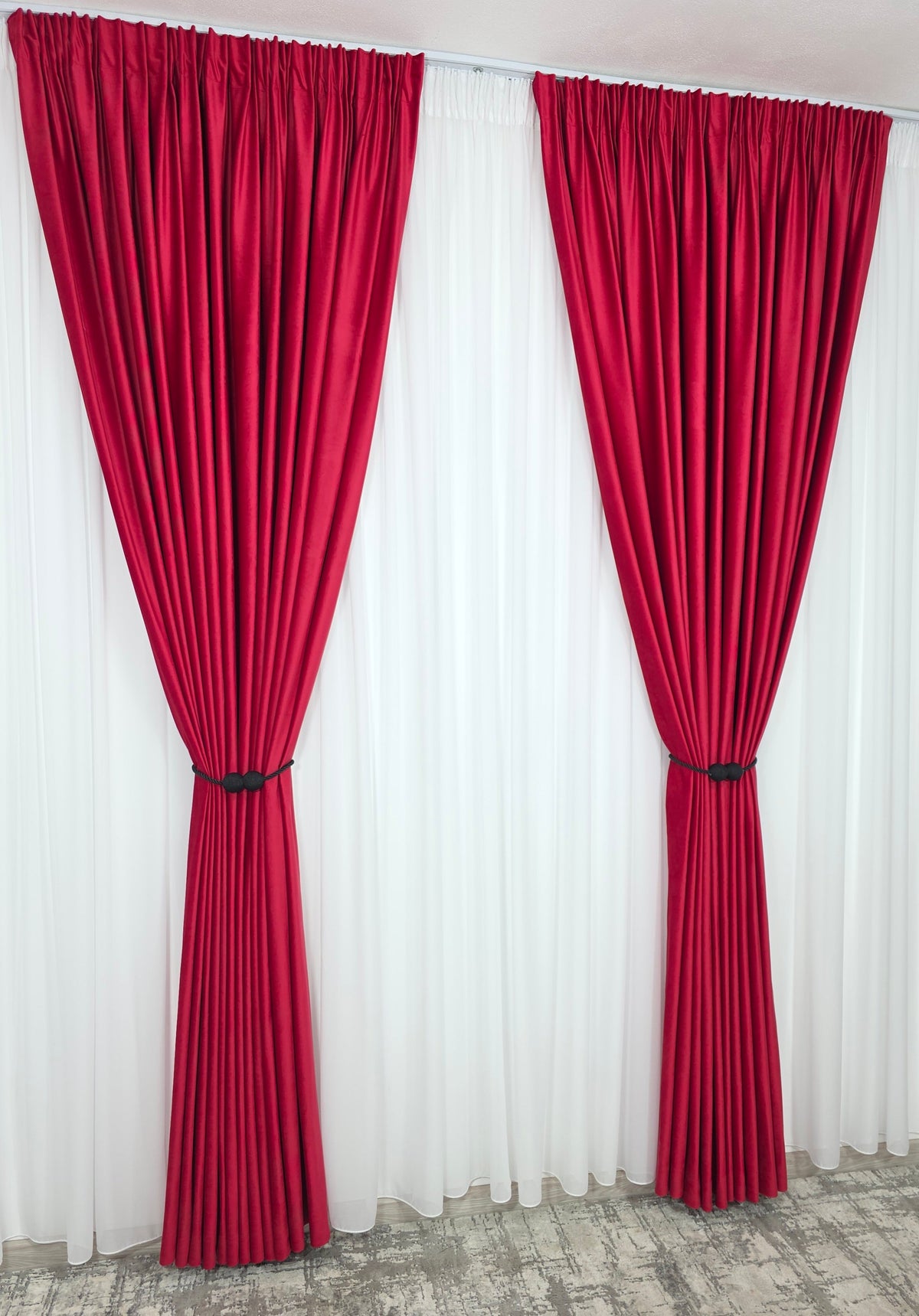 Set Nicoleta: perdea alba simpla voal si draperie catifea rosie