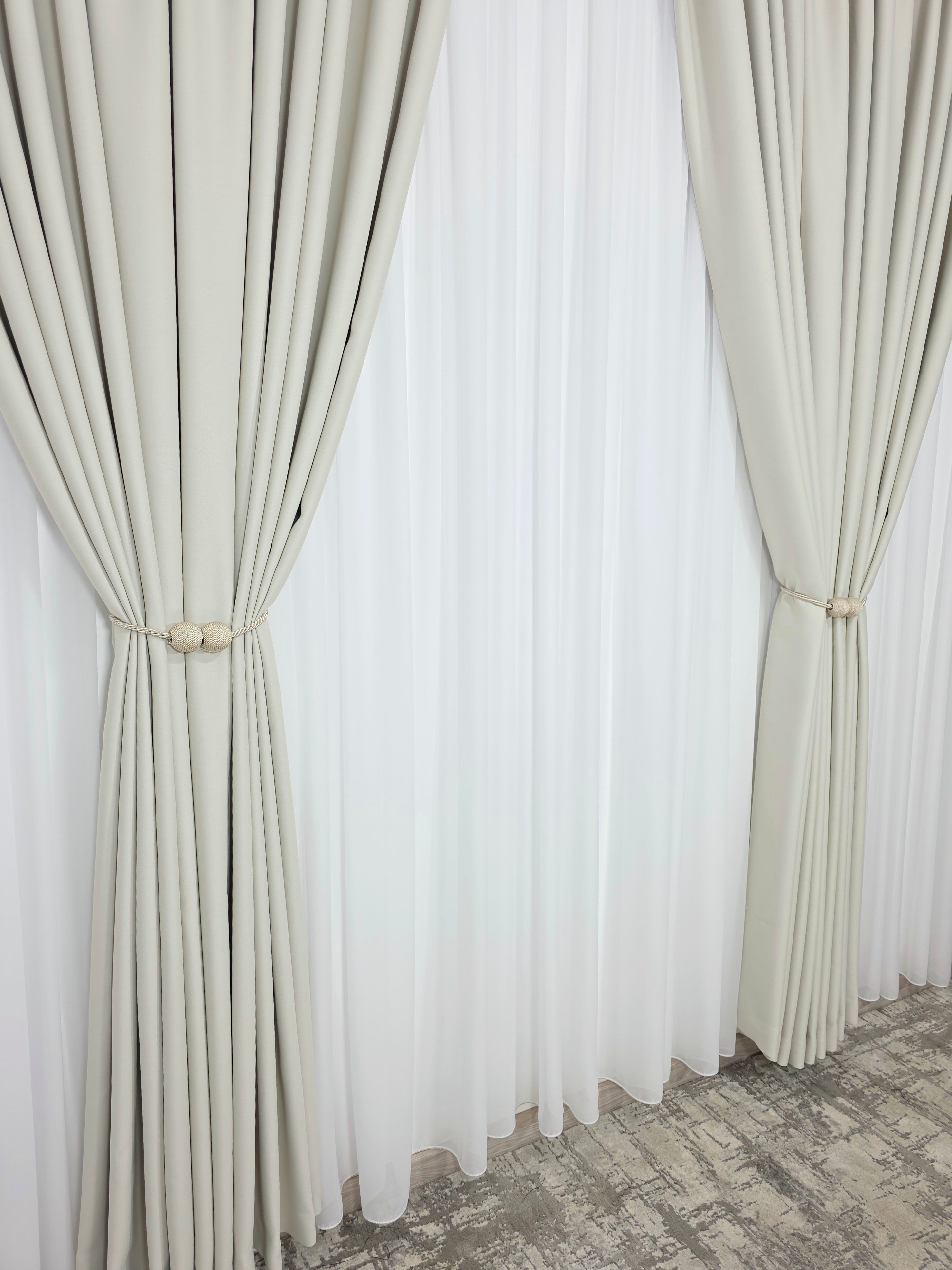 Colectia Blackout: Perdea Matase Alba Si Draperie Ivoire Blackout 80%
