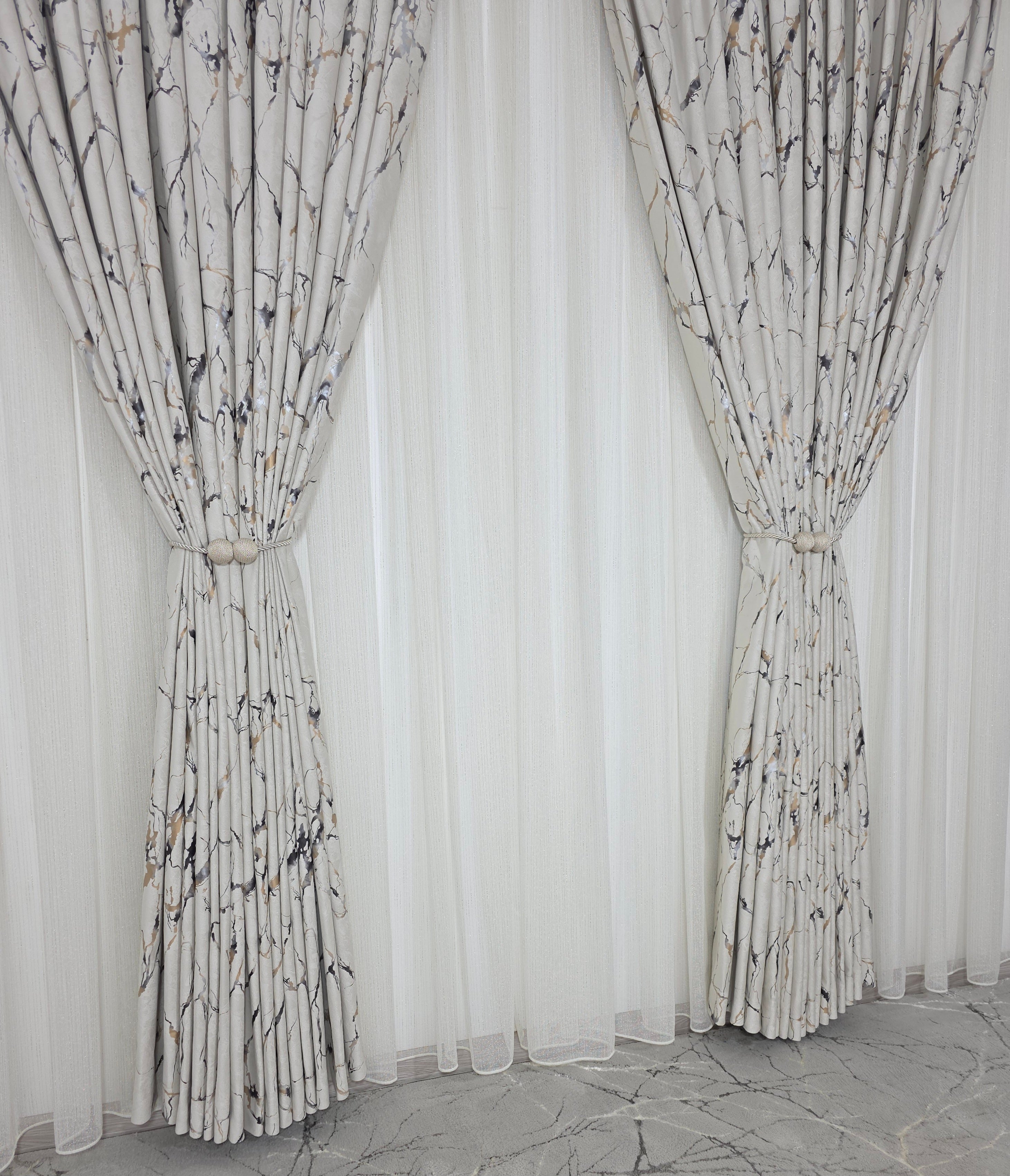 Colectia Majestic: Perdea Crem Din Borangic Cu Sidef Auriu Si Draperie Catifea Bej Cu Insertii