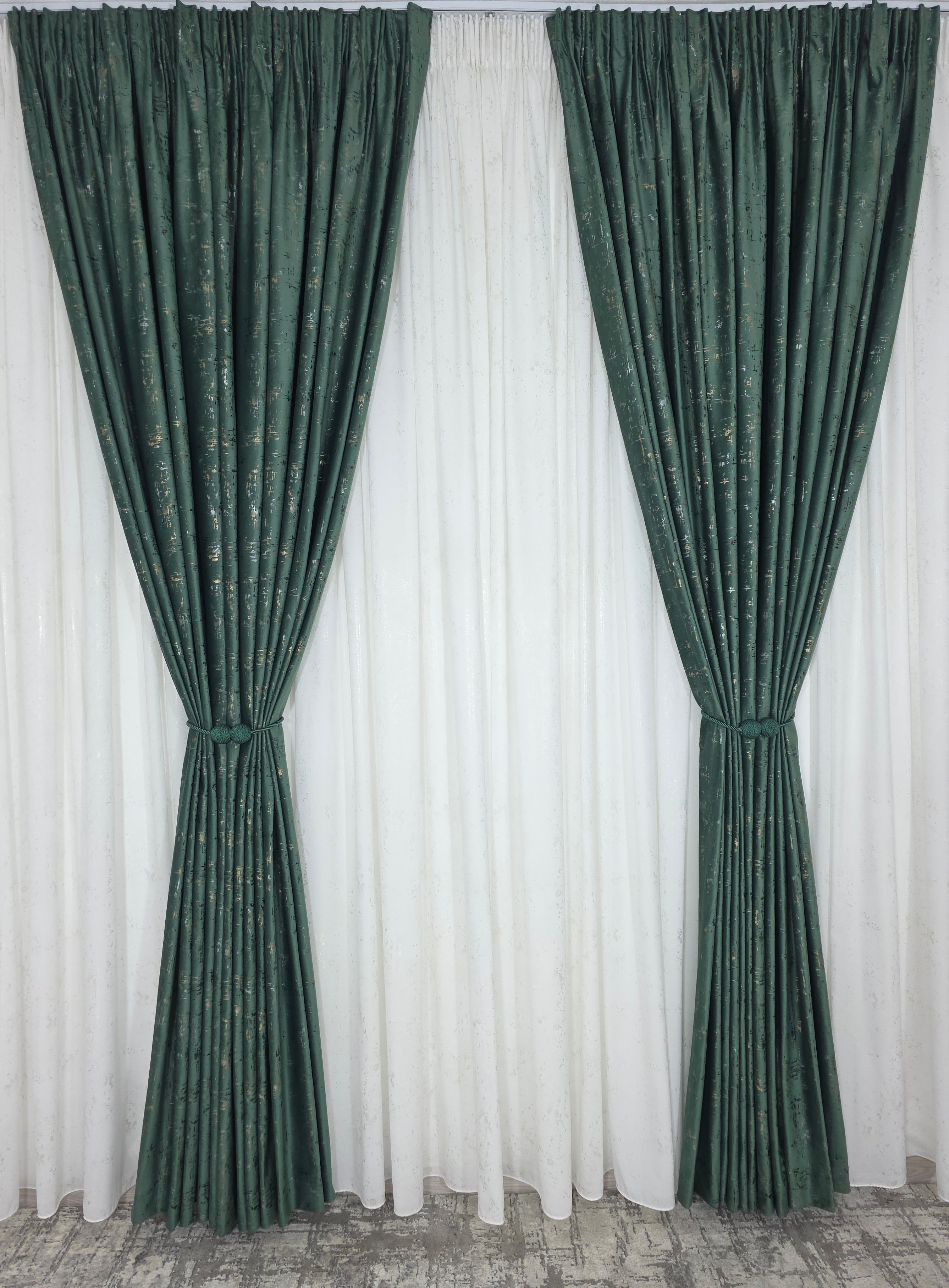 Colectia Royal: Perdea Alba Din Matase Cu Insertii Aurii Varianta 2 Si Draperie Catifea Verde Smarald Cu Insertii