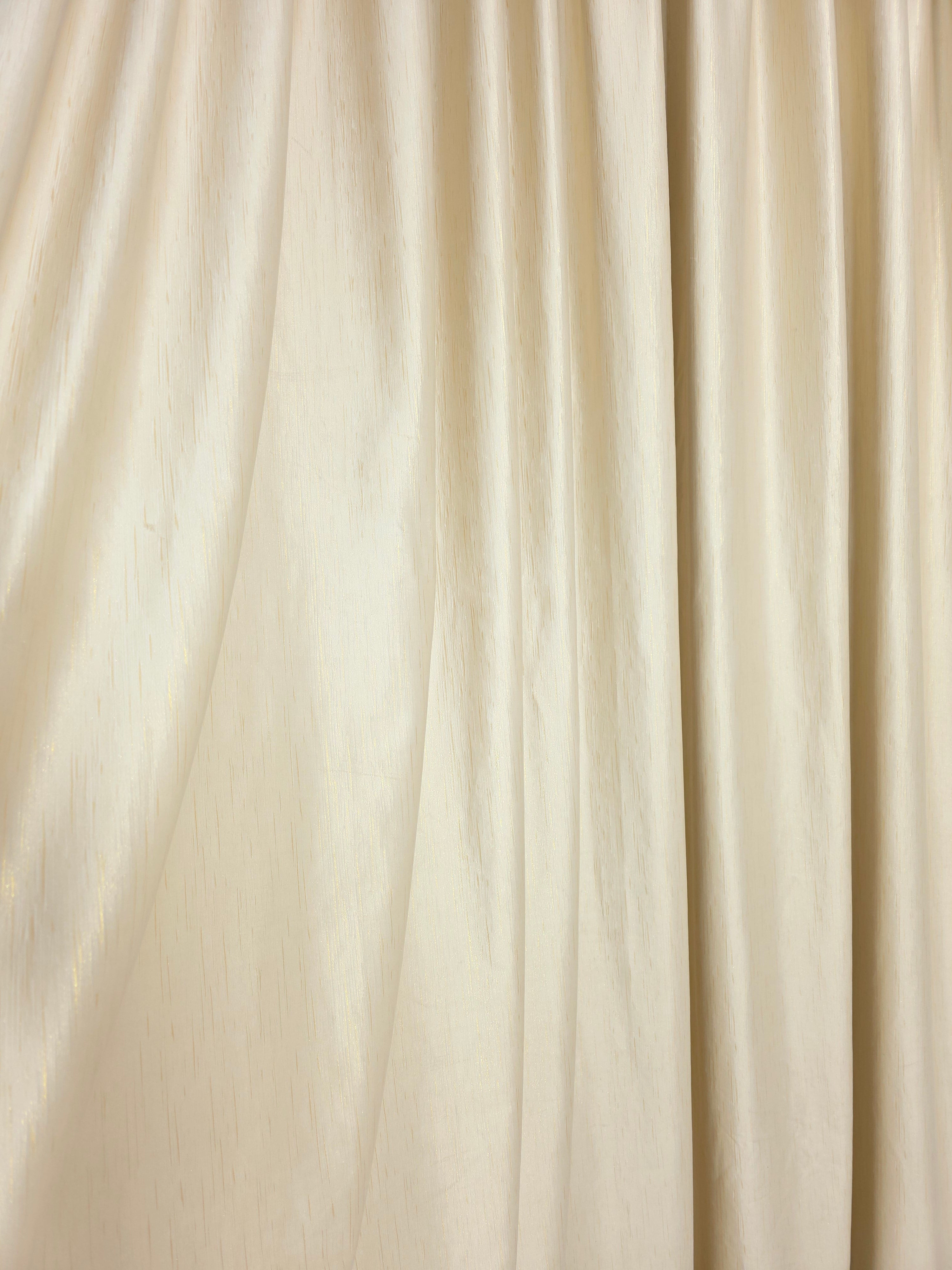 Colectia Valencia: Perdea Alba Din Matase Cu Insertii Aurii Varianta 1 Si Draperie Rolex Catifea Crem Auriu Cu Sclipici Auriu