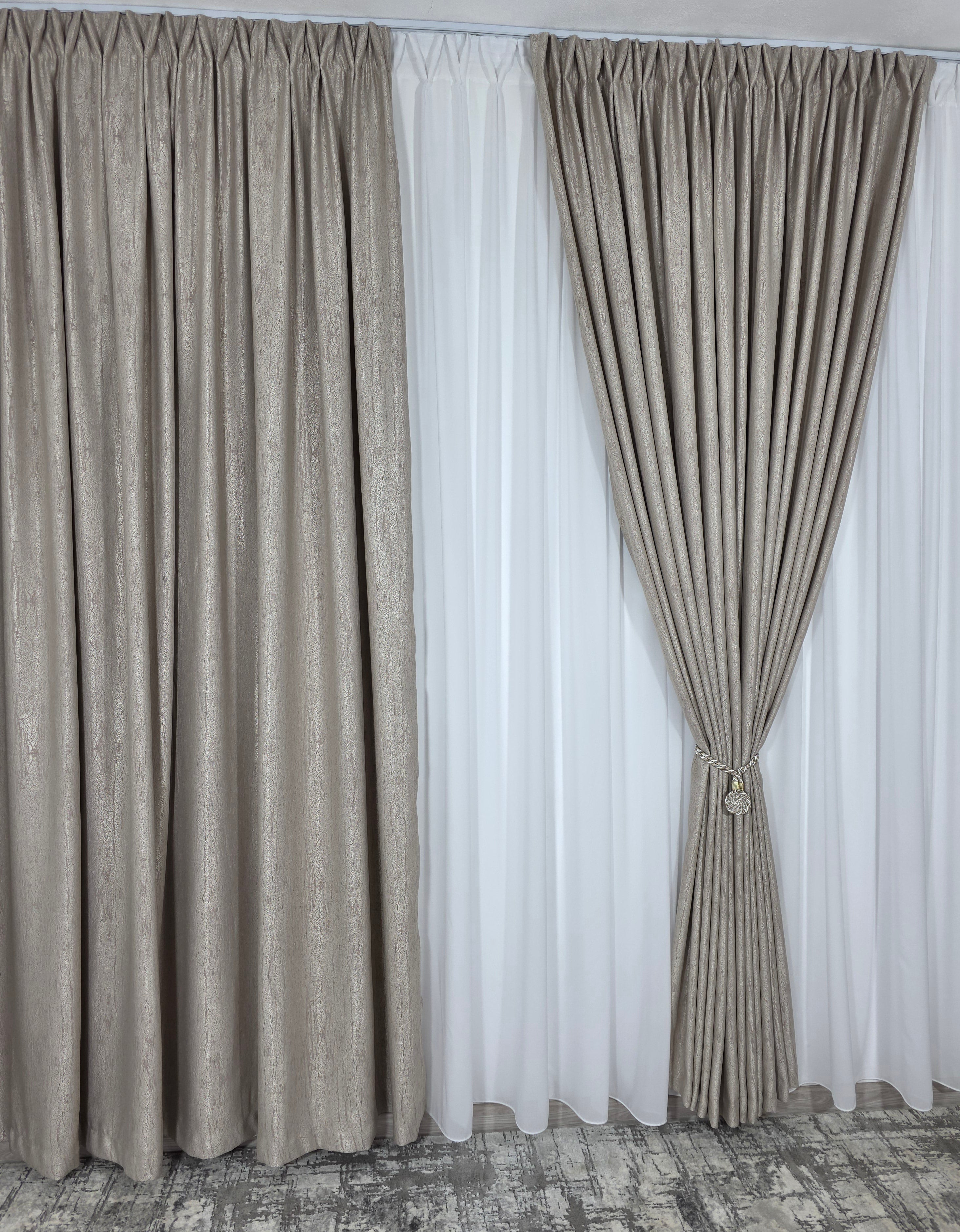 Colectia Lucy: perdea alba simpla voal si draperie bej cu model de vopsea decorativa