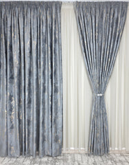 Set Clarisa: Perdea Jorjet Gri Si Draperie Milano Din Catifea Gri Inchis Cu Insertii Aurii