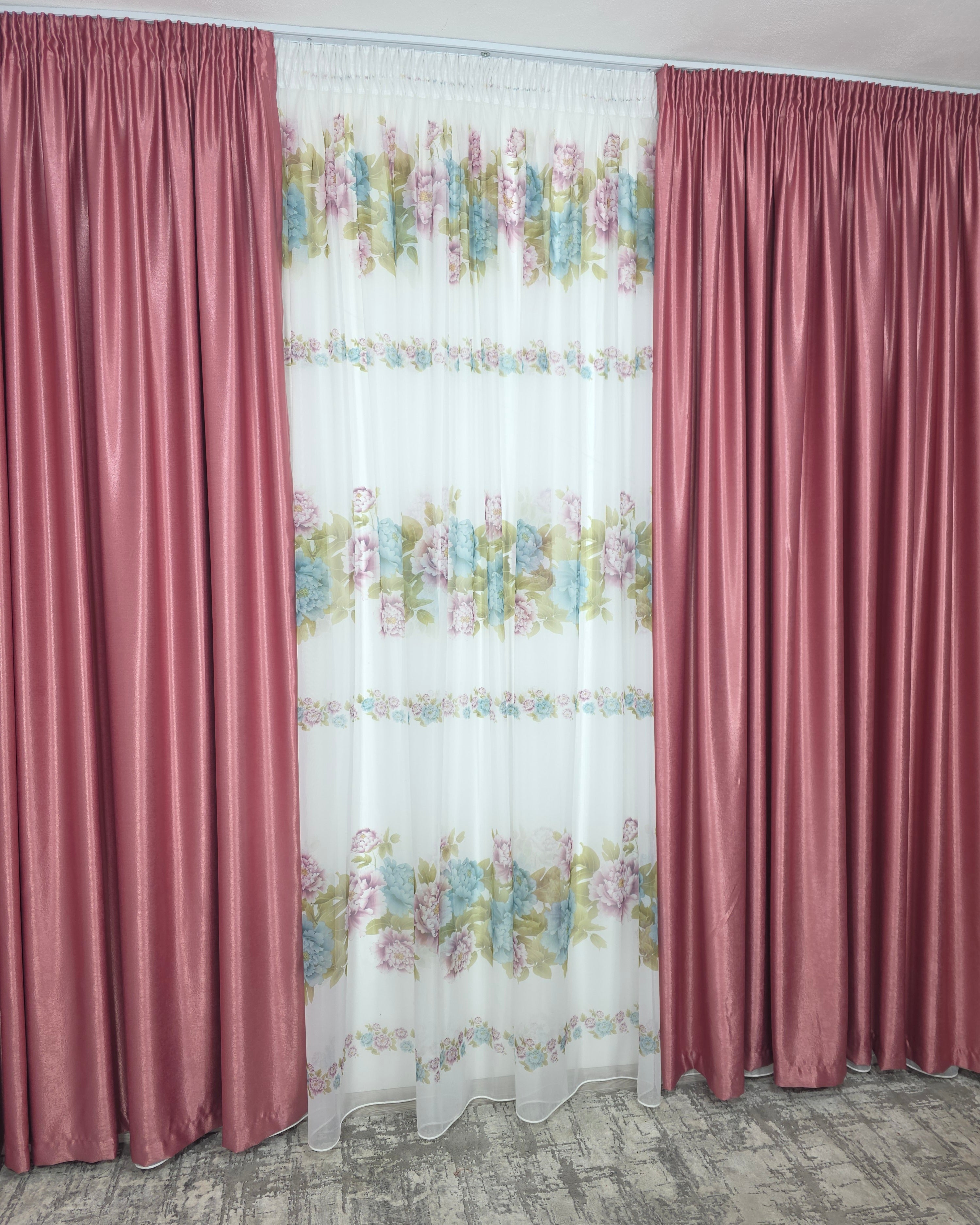 Set Jardin: Perdea Din Voal Cu Model Floral Si Draperie Soft Roz Semi-Opaca