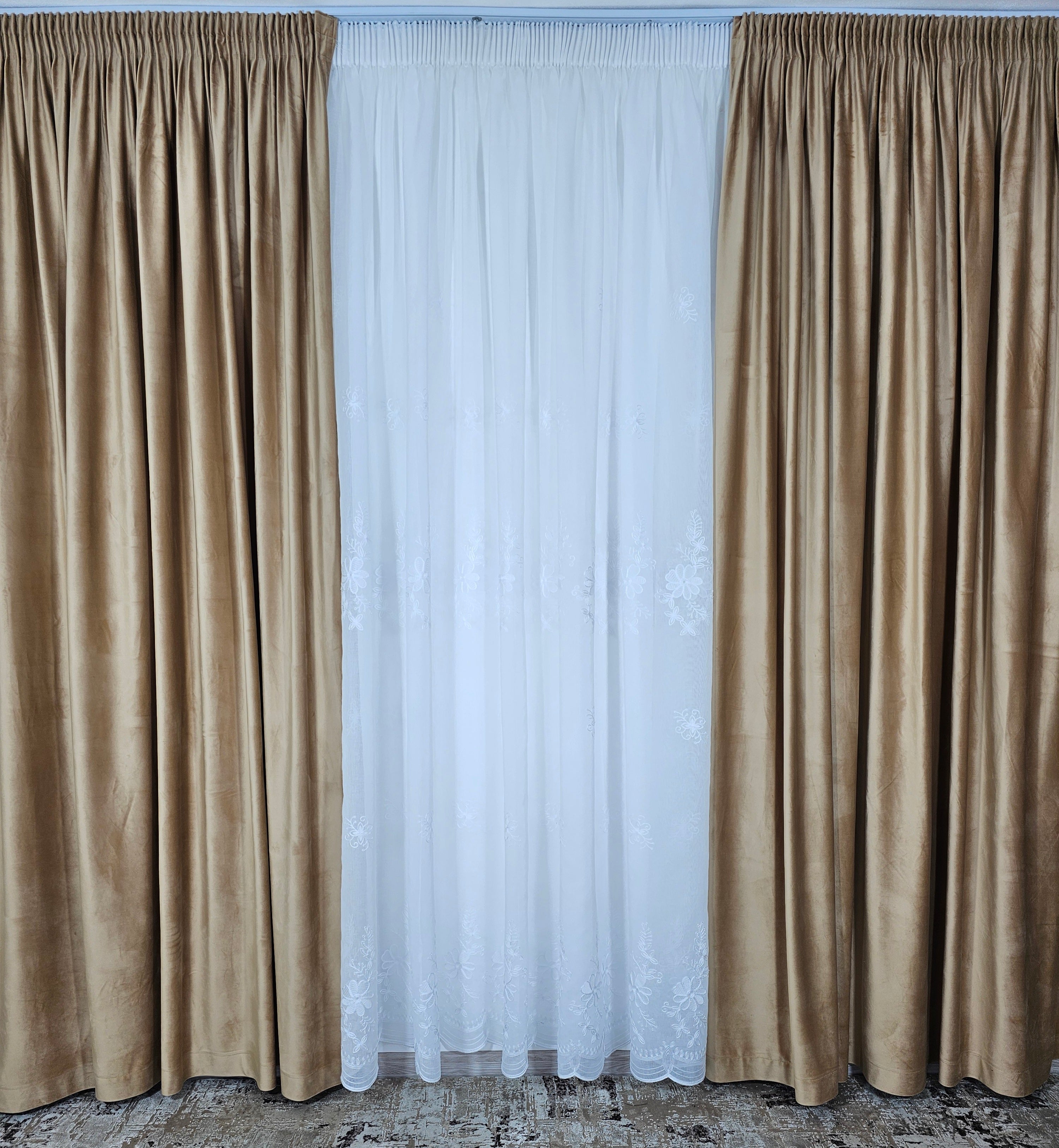 Set Lefkada: perdea alba din in cu flori albe si draperie catifea caramel