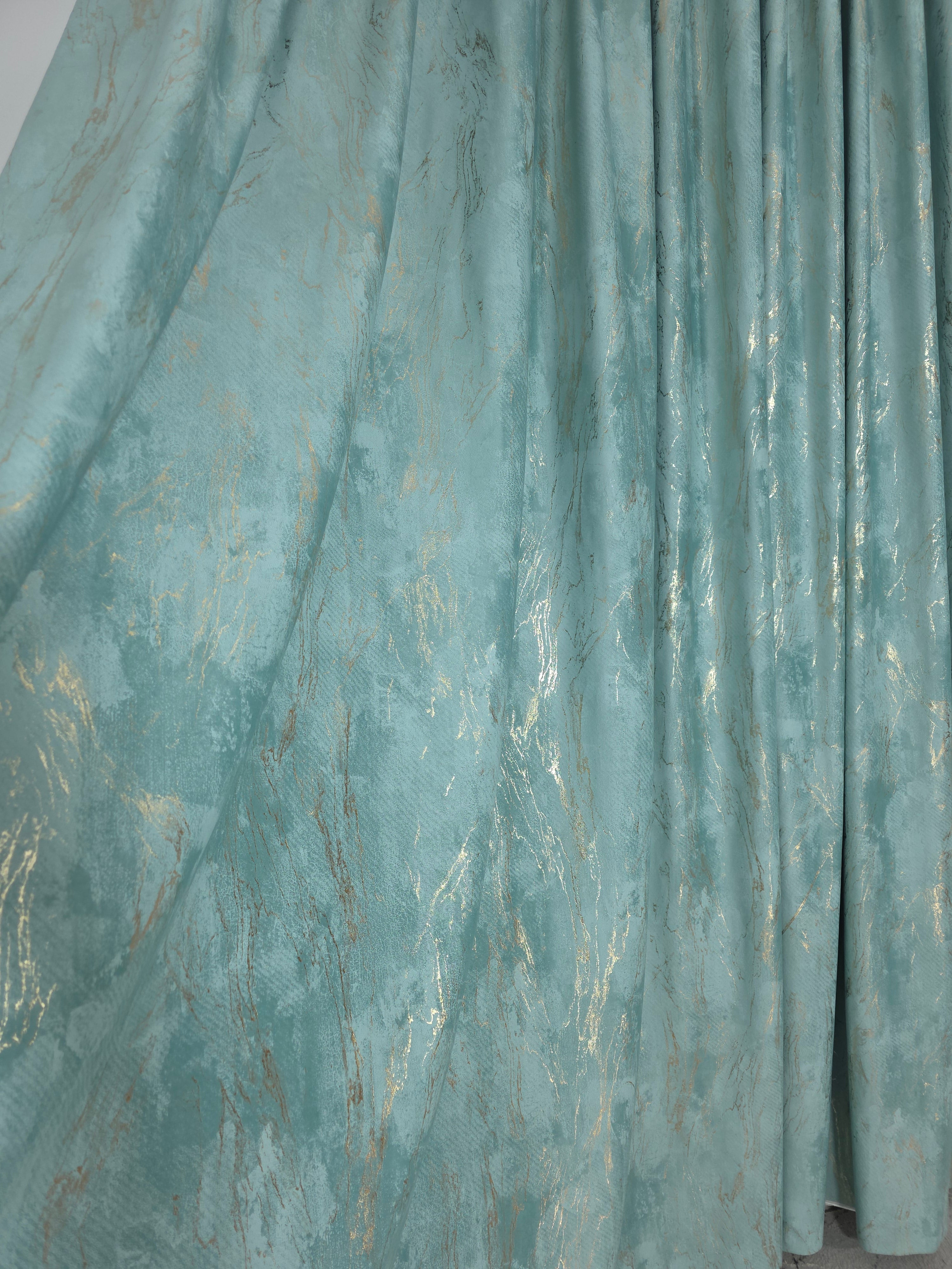Colectia Venetia: perdea din matase cu insertii aurii varianta 3 si draperie din catifea cu insertii aurii - Verde Menta