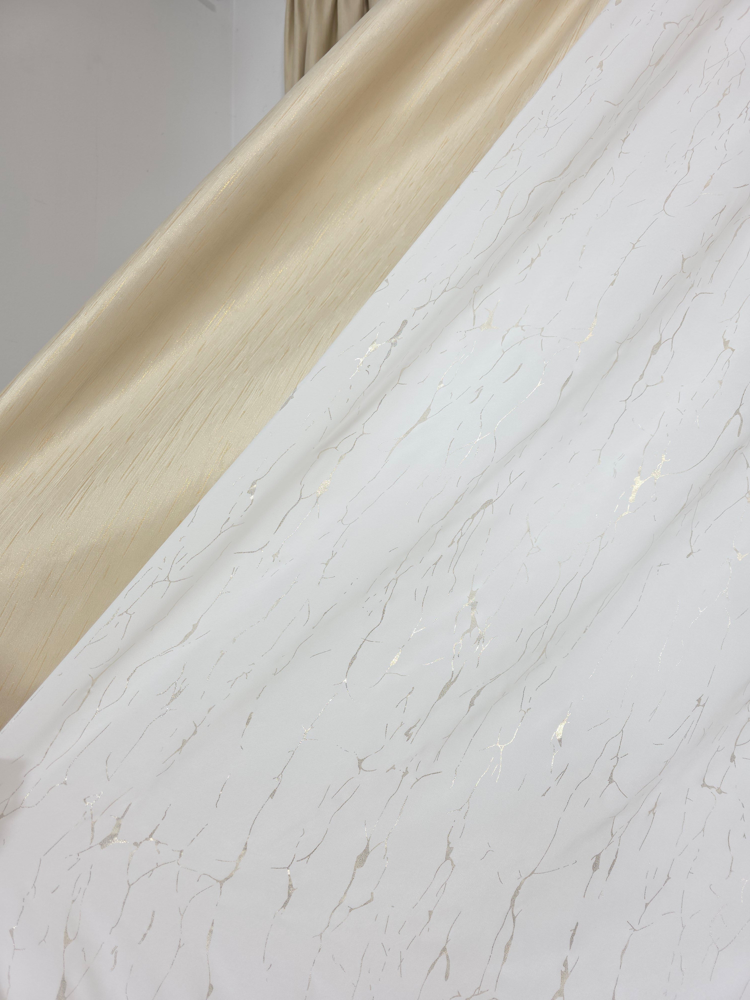 Colectia Valencia: Perdea Alba Din Matase Cu Insertii Aurii Varianta 1 Si Draperie Rolex Catifea Crem Auriu Cu Sclipici Auriu