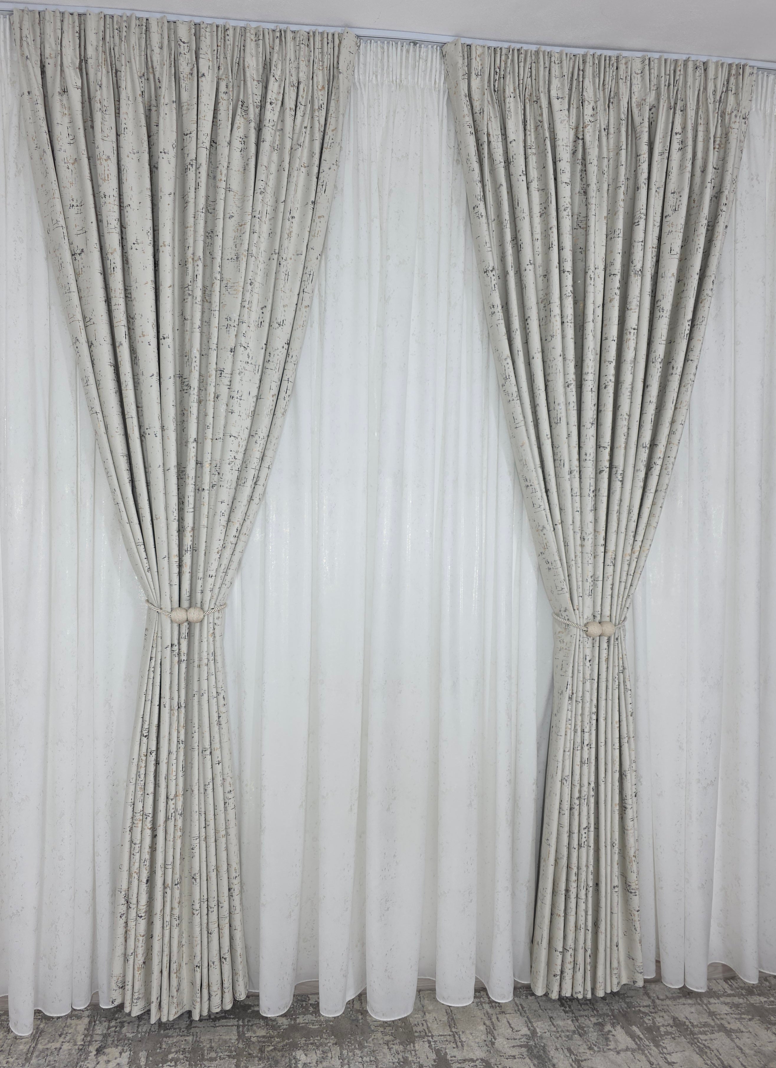 Colectia Royal: Perdea Alba Din Matase Cu Insertii Aurii Varianta 2 Si Draperie Catifea Crem Cu Insertii