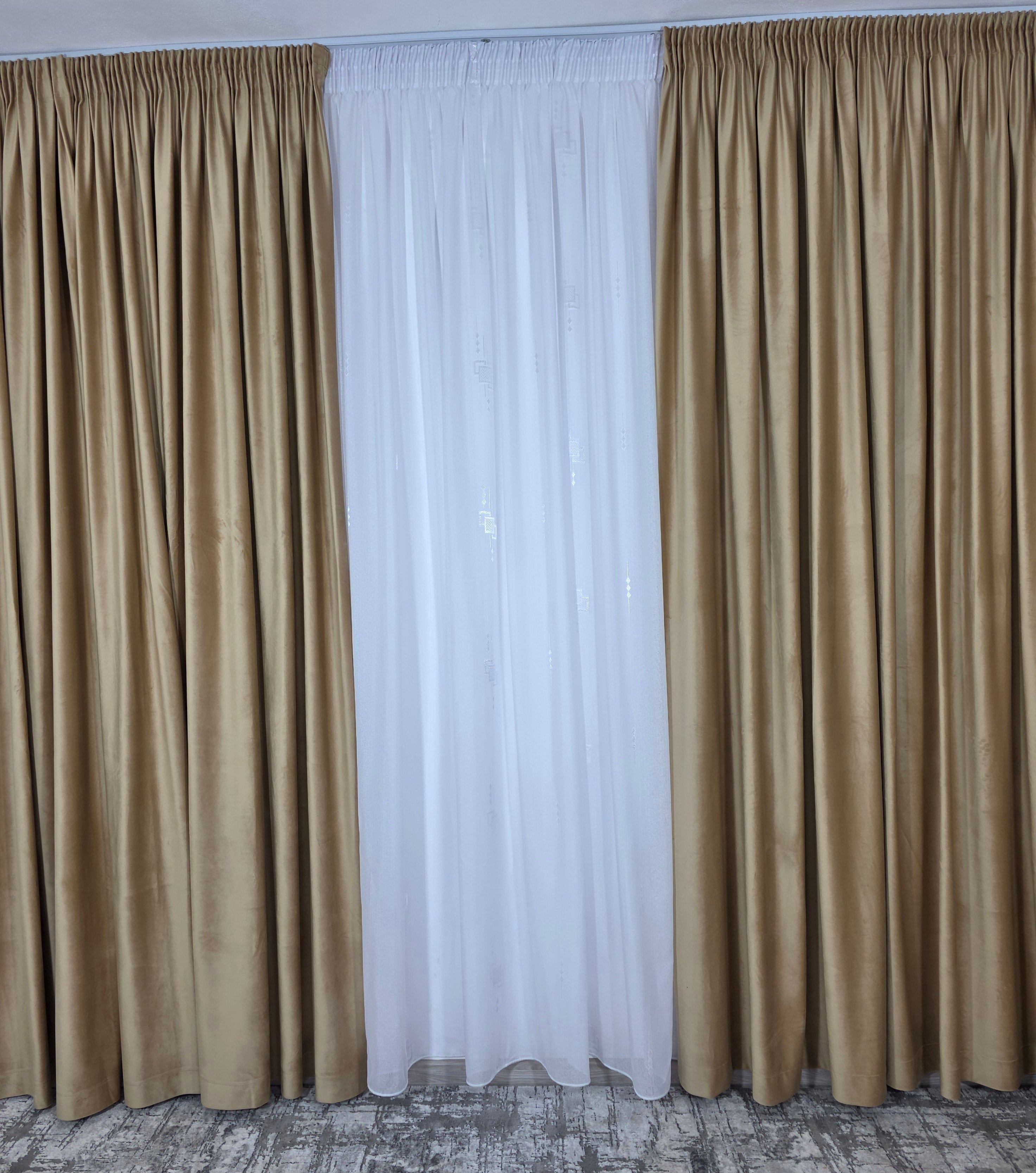 Set Alina: perdea in cristal alb cu forme geometrice si draperie catifea miere
