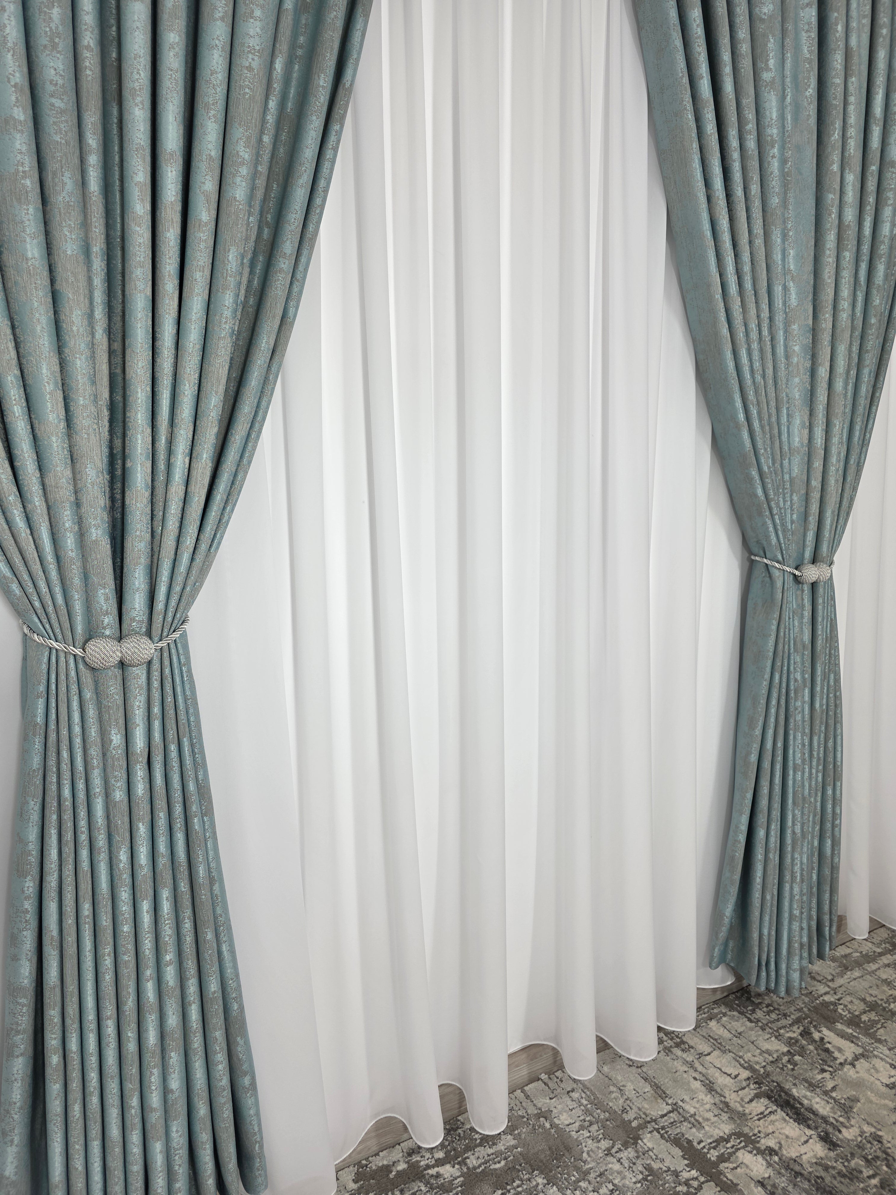 Colectia Decorativa: Perdea Alba Simpla si Draperie Tip Vopsea-Turcoaz Deschis