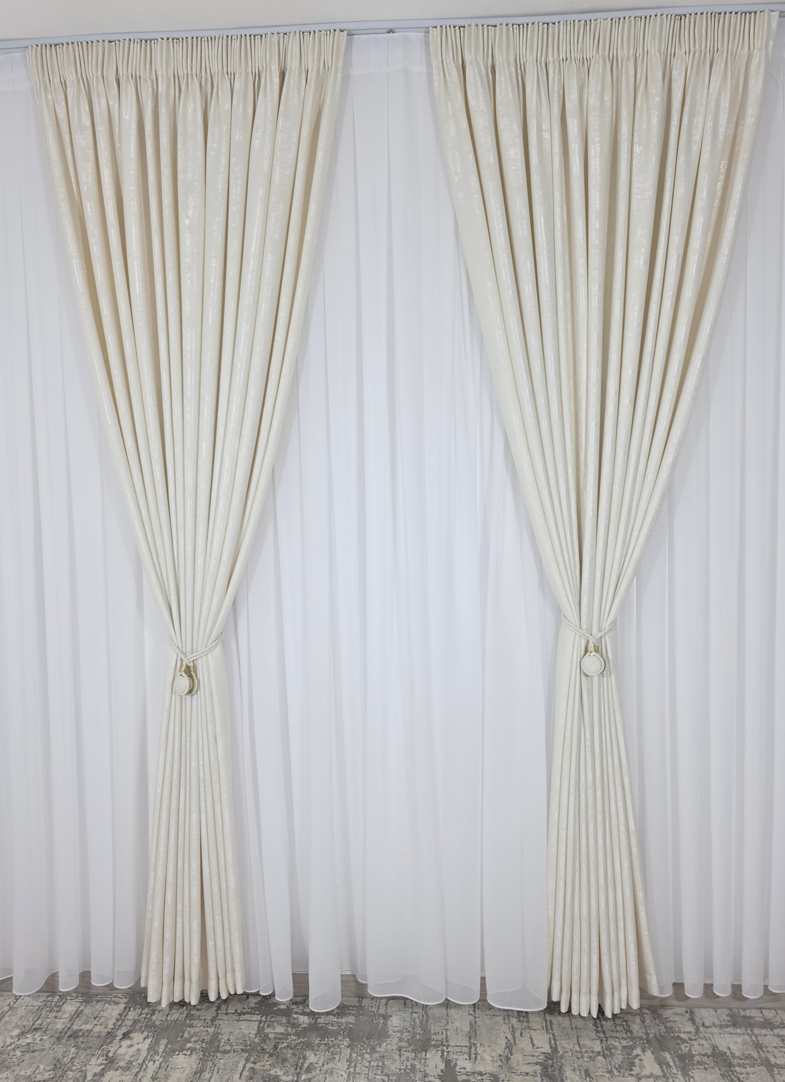 Colectia Decorativa: Perdea Alba Simpla si Draperie Tip Vopsea-Ivoire