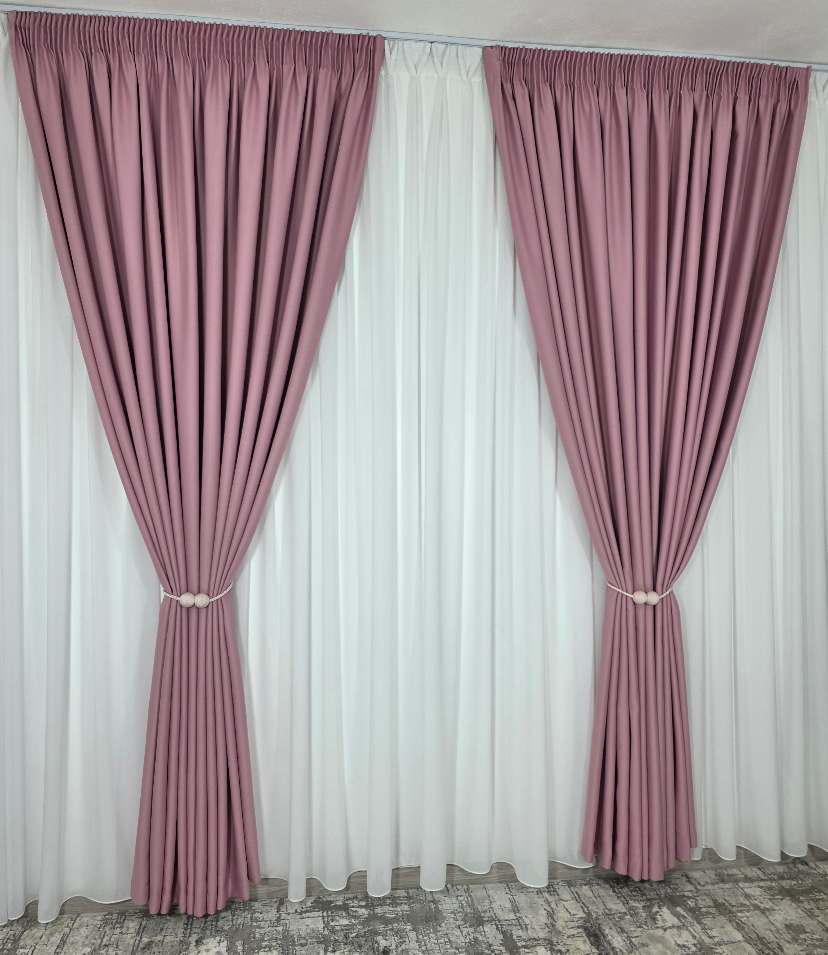 Colectia Blackout: Perdea Matase Alba Si Draperie Roz Blackout 80%