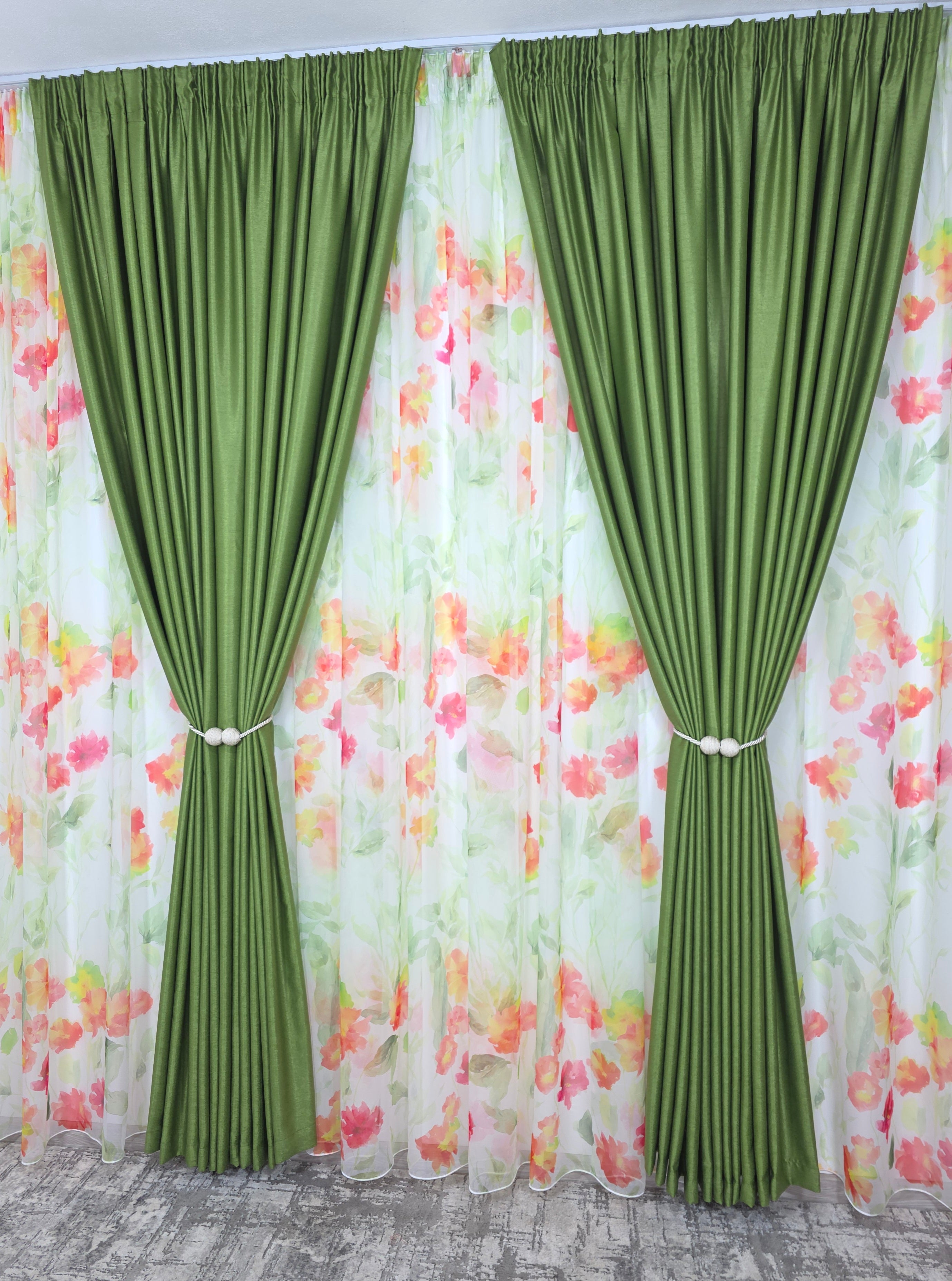 Set Primăvară în Verde: Perdea Din Voal Cu Model Floral Si Draperie Soft Verde Olive Semi-Opaca