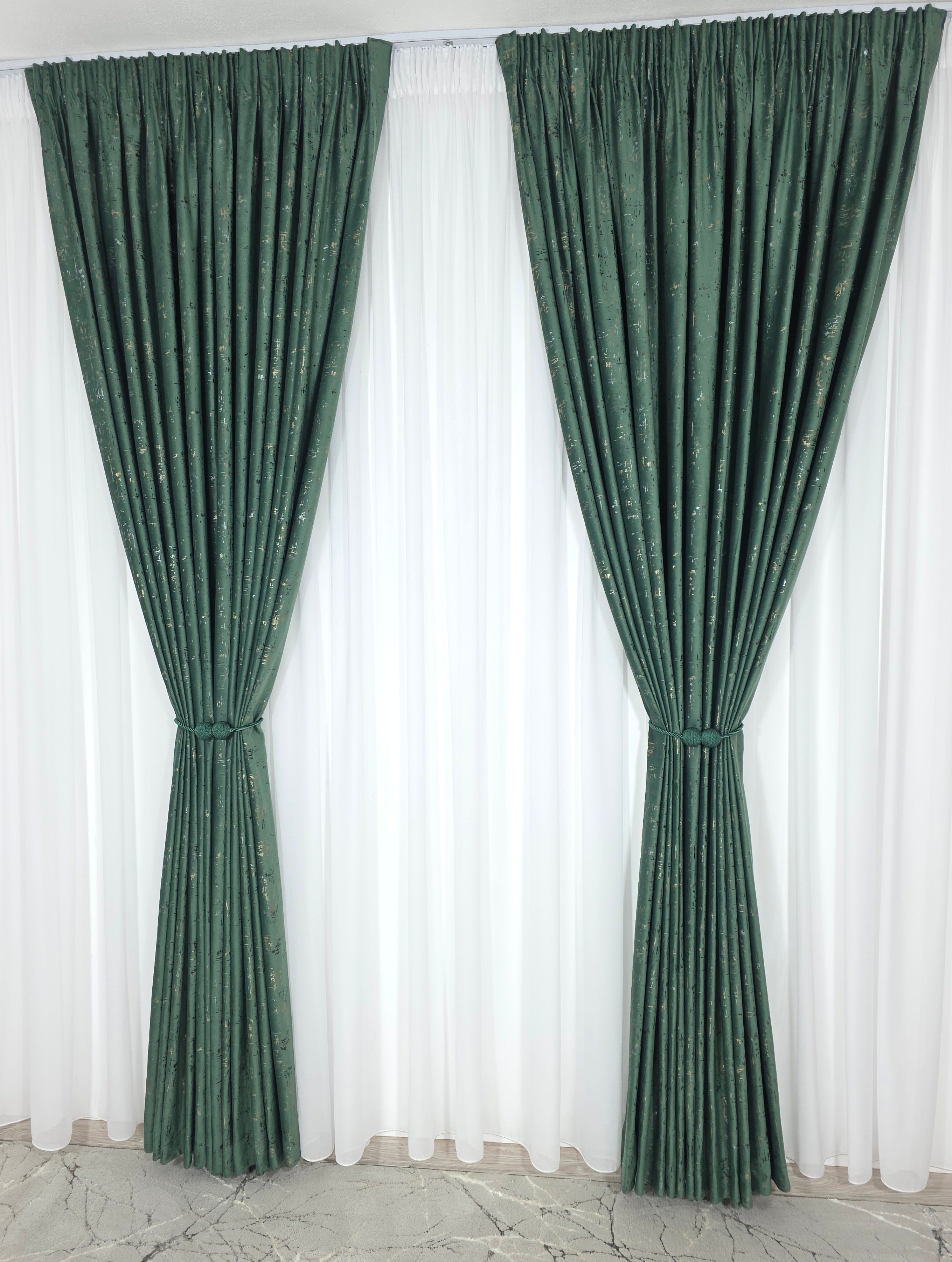 Set Esmeria : Perdea Voal Premium Si Draperie Catifea Verde Smarald Cu Insertii