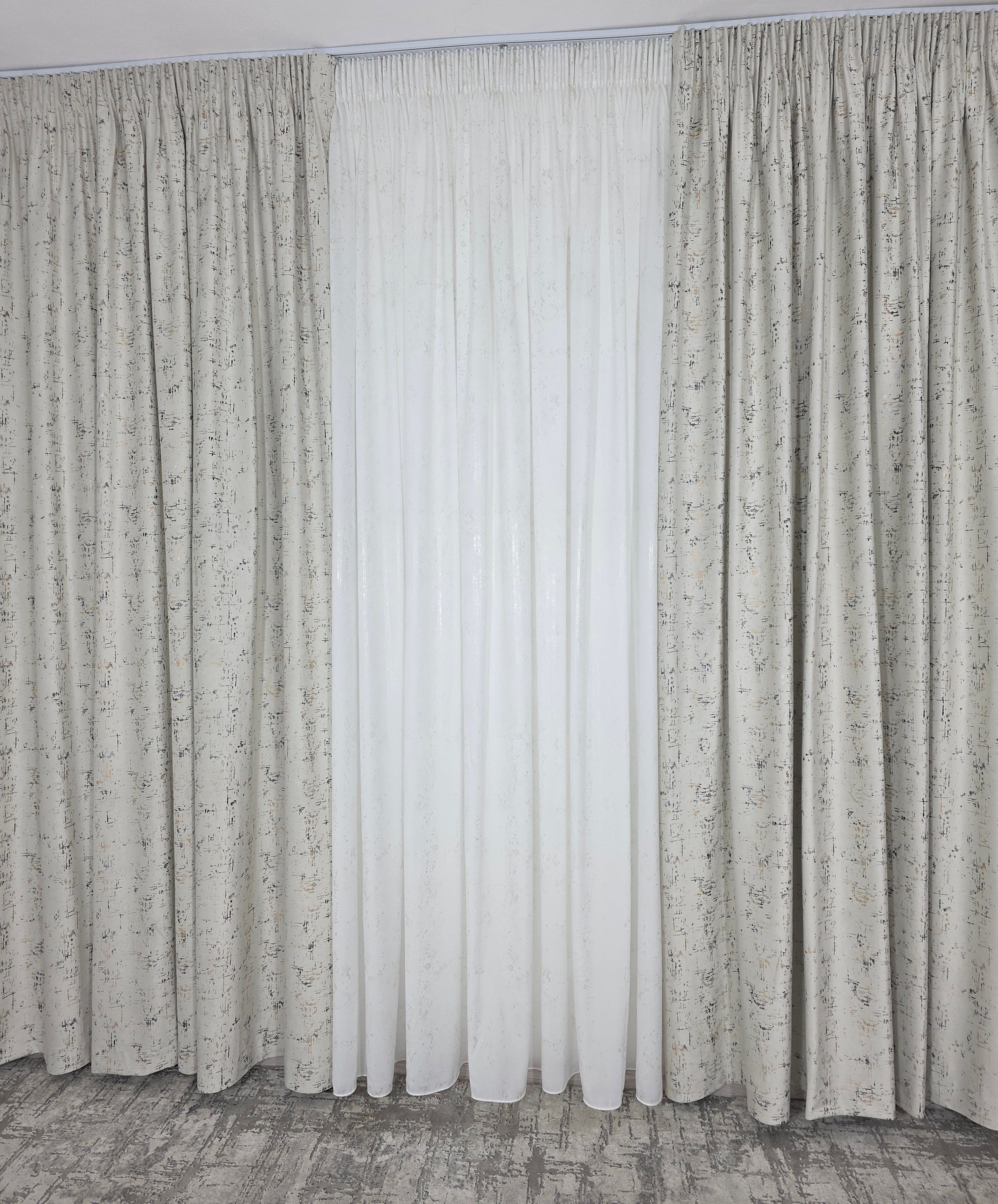 Colectia Royal: Perdea Alba Din Matase Cu Insertii Aurii Varianta 2 Si Draperie Catifea Crem Cu Insertii