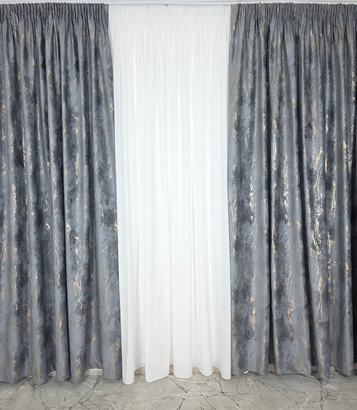 Colectia Milano – Perdea din Matase cu Insertii Aurii Varianta 3 si Draperie Catifea Gri Inchis cu Insertii Aurii – Ideal pentru Livinguri Moderne cu Canapele Gri, Mobilier Alb si Accente Aurii – Confectionat pe Comanda