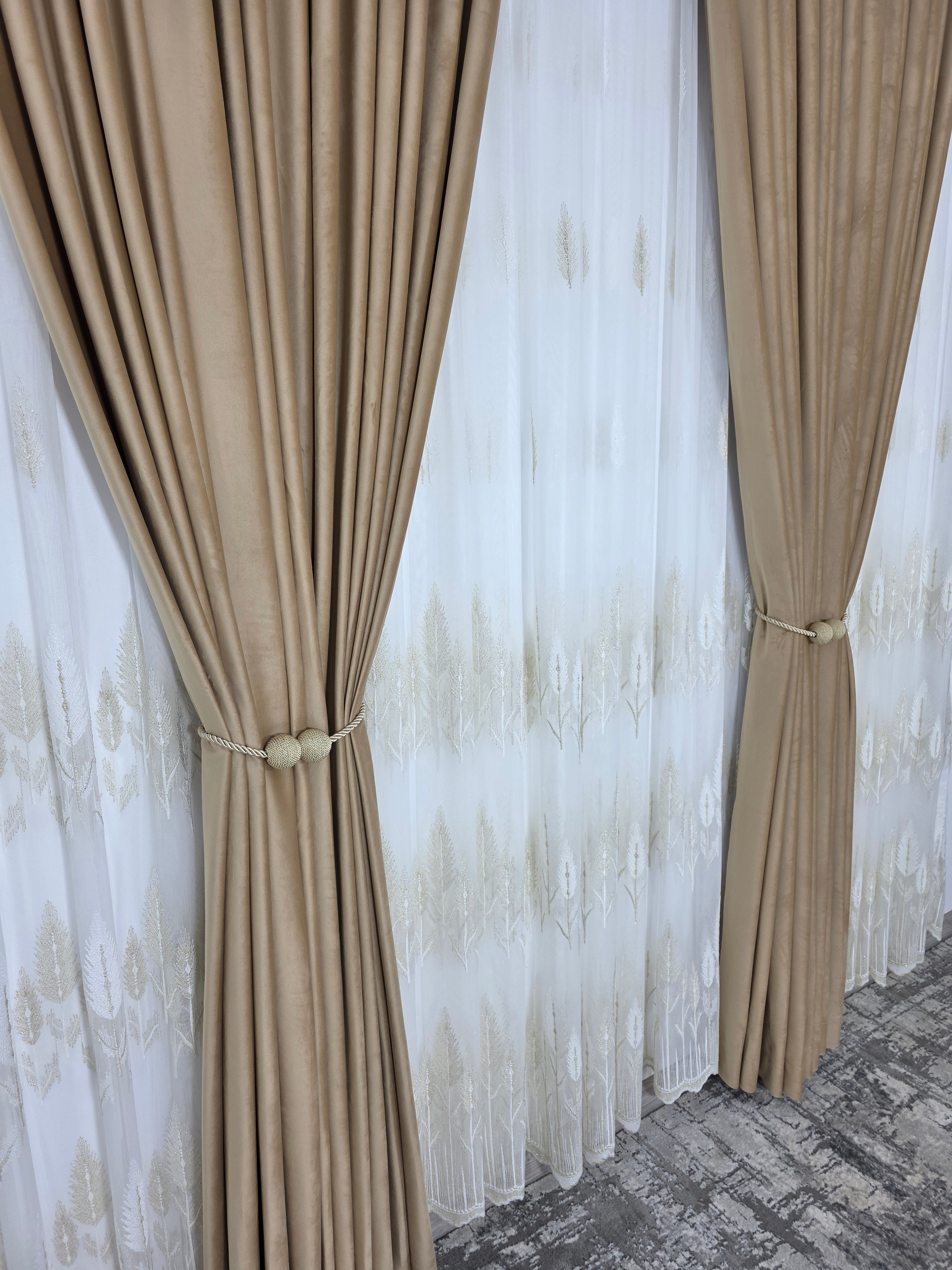 Set Aurora: perdea din bamboo cu broderie crem si draperie din catifea miere