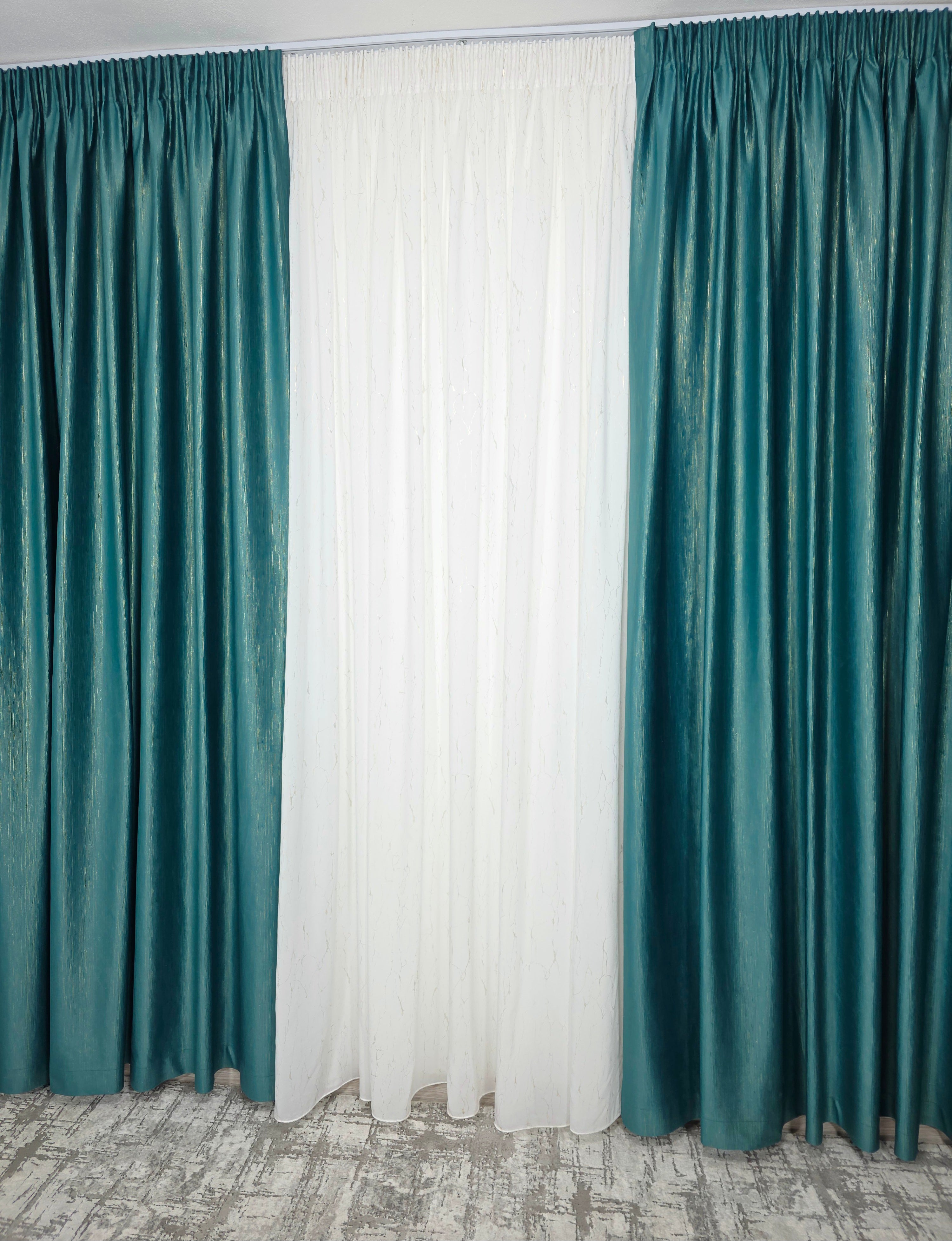 Colectia Valencia: Perdea Alba Din Matase Cu Insertii Aurii Varianta 1 Si Draperie Rolex Catifea Verde Turcoaz Cu Sclipici Auriu