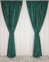 Colectia Amazon Varianta Verde Smarald – Perdea nesifonabila din matase alb imaculat si Draperie din catifea verde smarald cu insertii aurii – Set elegant pentru living si dormitor in nuante alb, crem, verde si auriu, confectionat pe comanda