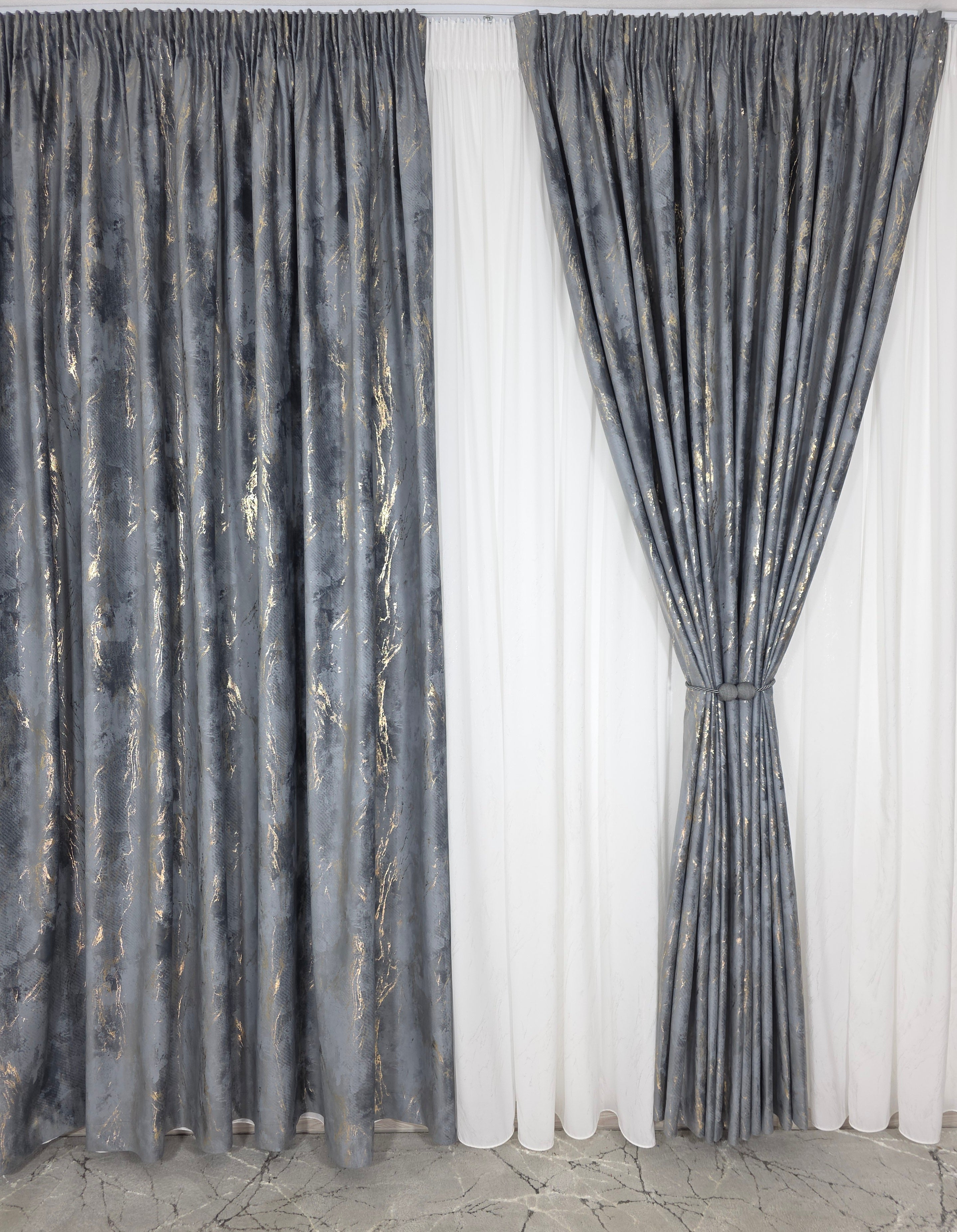Colectia Venetia: perdea din matase cu insertii aurii varianta 3 si draperie din catifea cu insertii aurii - Gri inchis