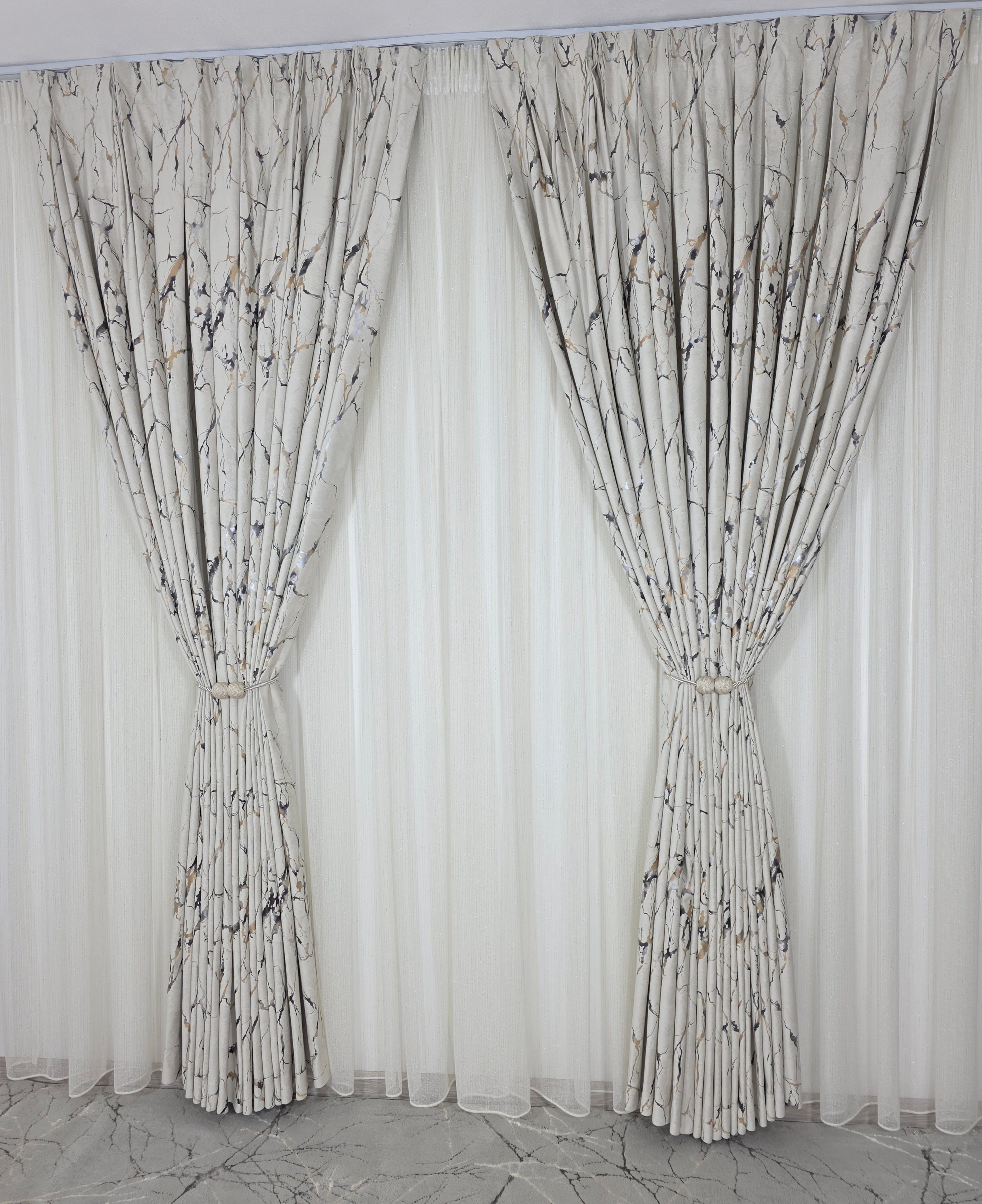 Colectia Majestic: Perdea Crem Din Borangic Cu Sidef Auriu Si Draperie Catifea Bej Cu Insertii