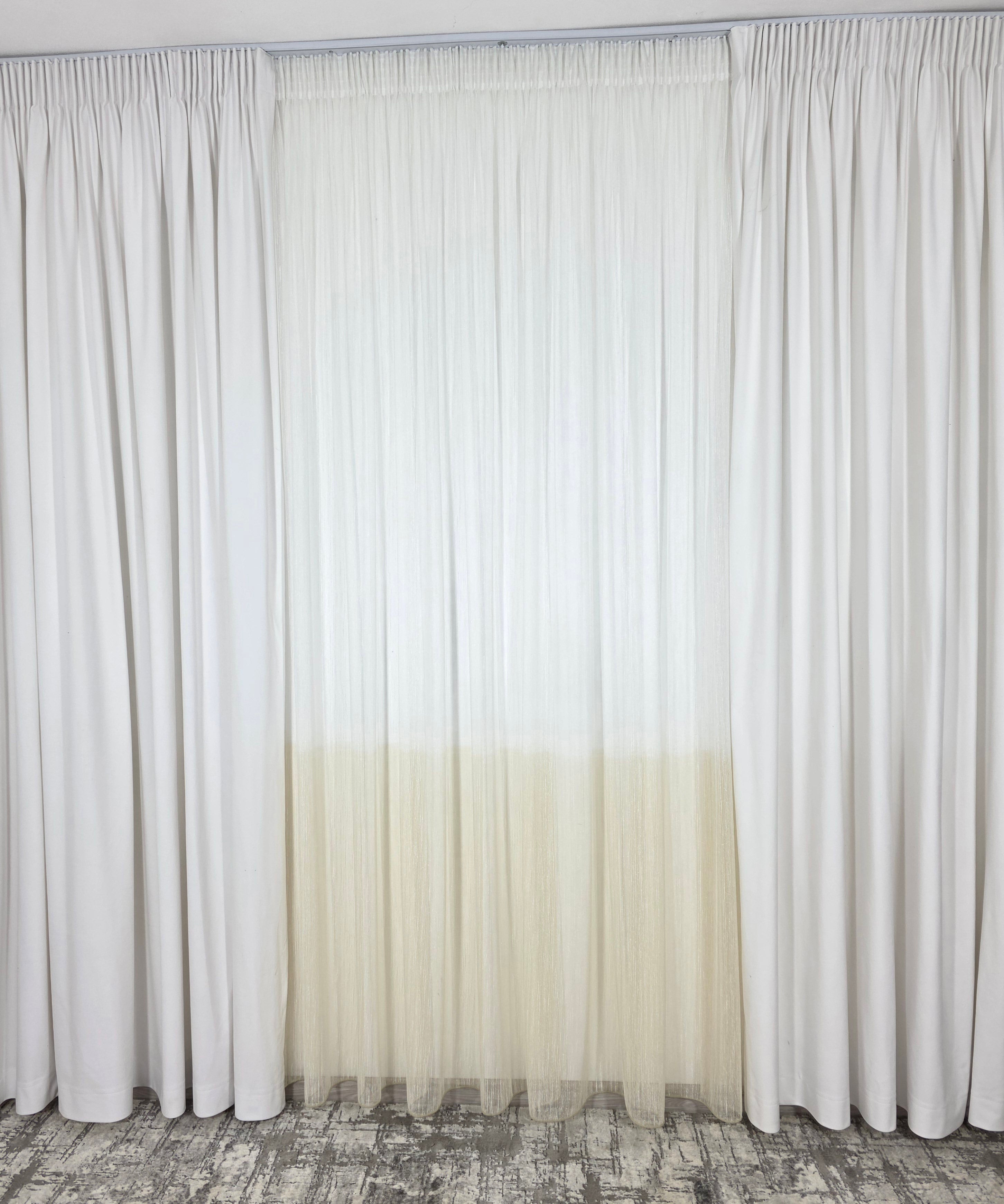 Set Dove: perdea in doua culori alb-crem tip borangic si draperie catifea alba