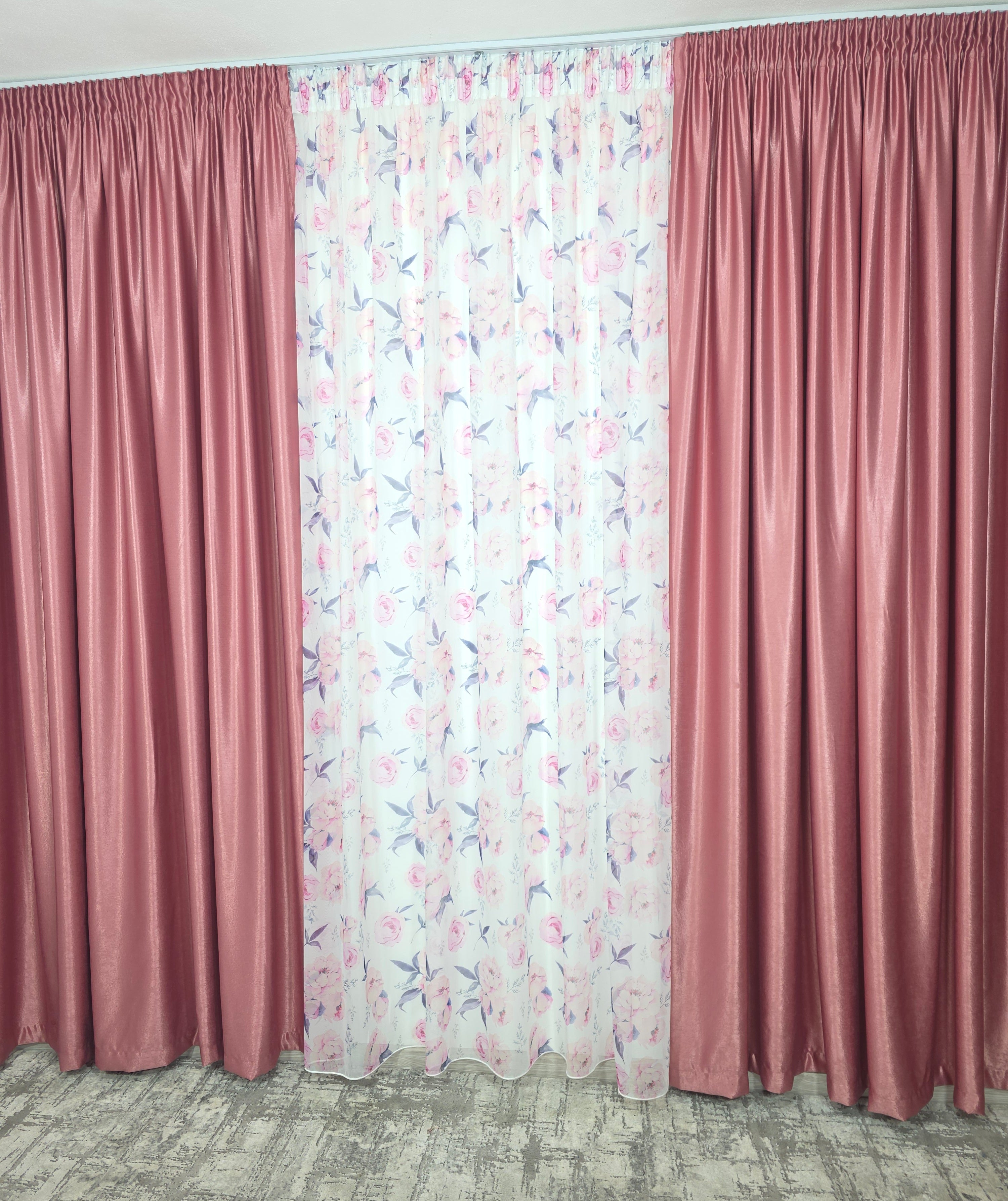 Set Gradina Reginei: Perdea Din Voal Cu Model Floral Si Draperie Soft Roz Semi-Opaca