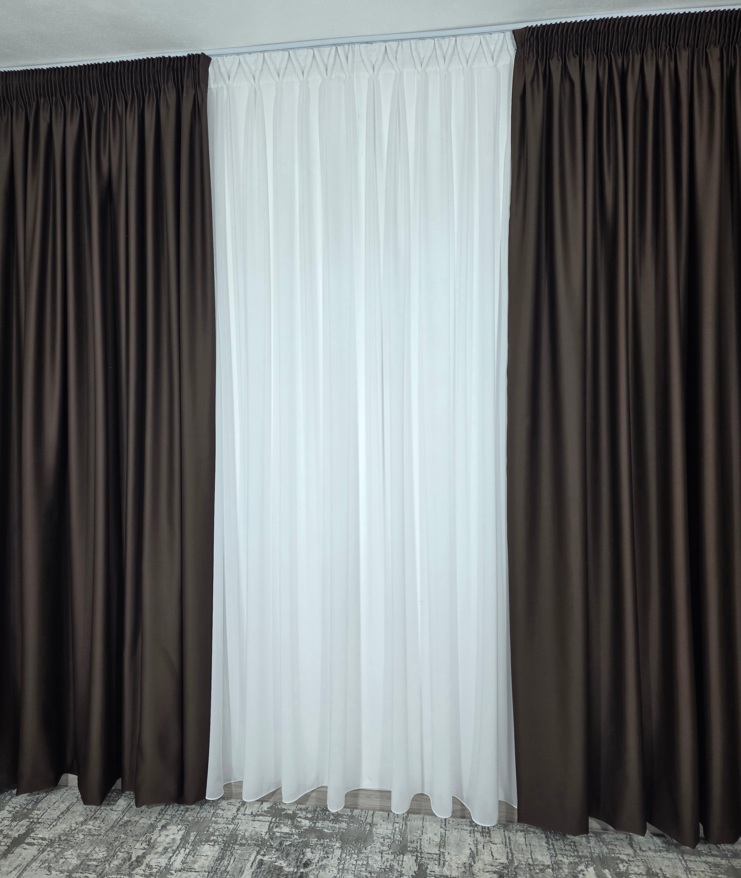 Colectia Blackout: Perdea Matase Alba Si Draperie Maro Blackout 98%