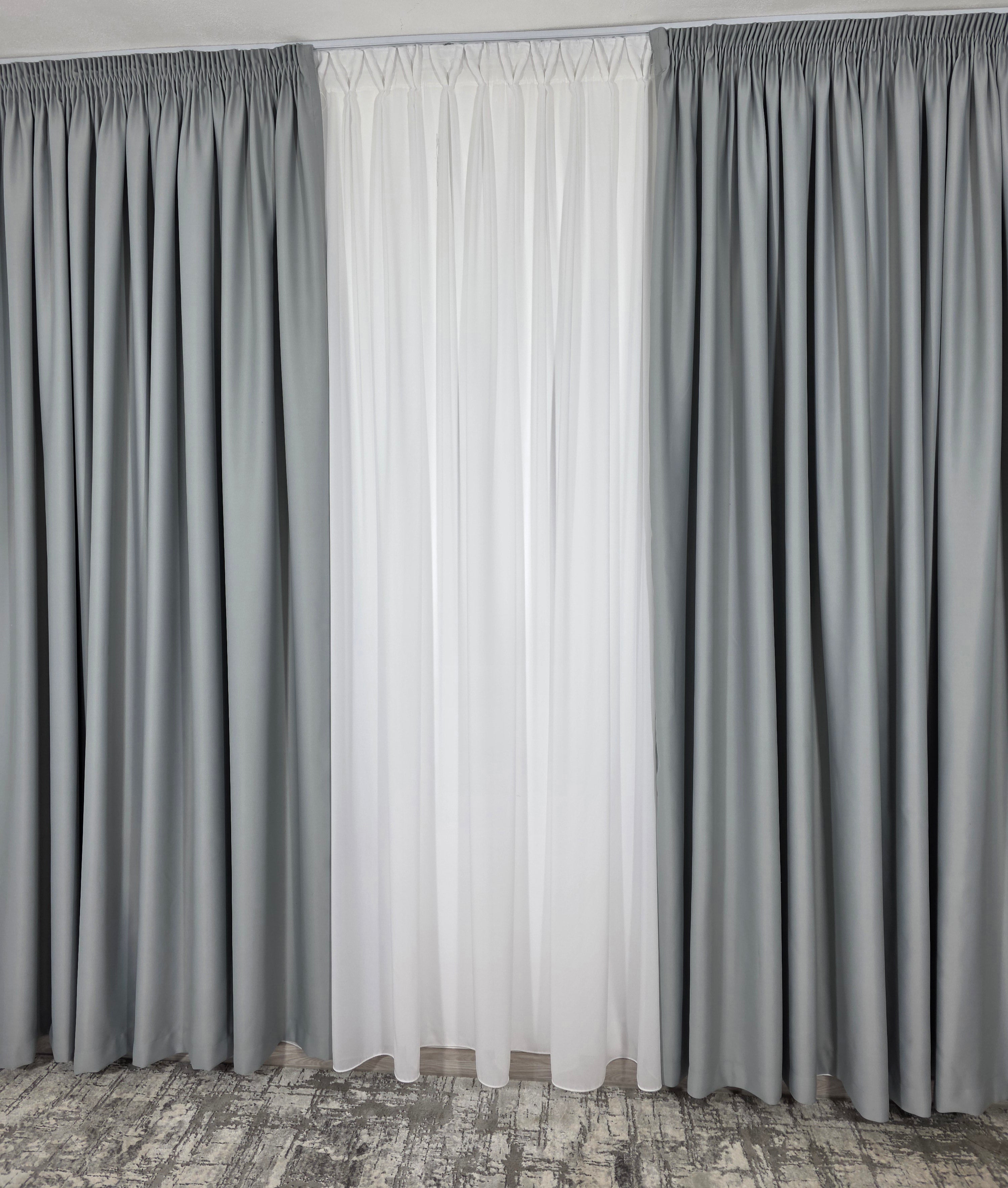 Colectia Blackout: Perdea Matase Alba Si Draperie Gri Cenusiu Blackout 80%