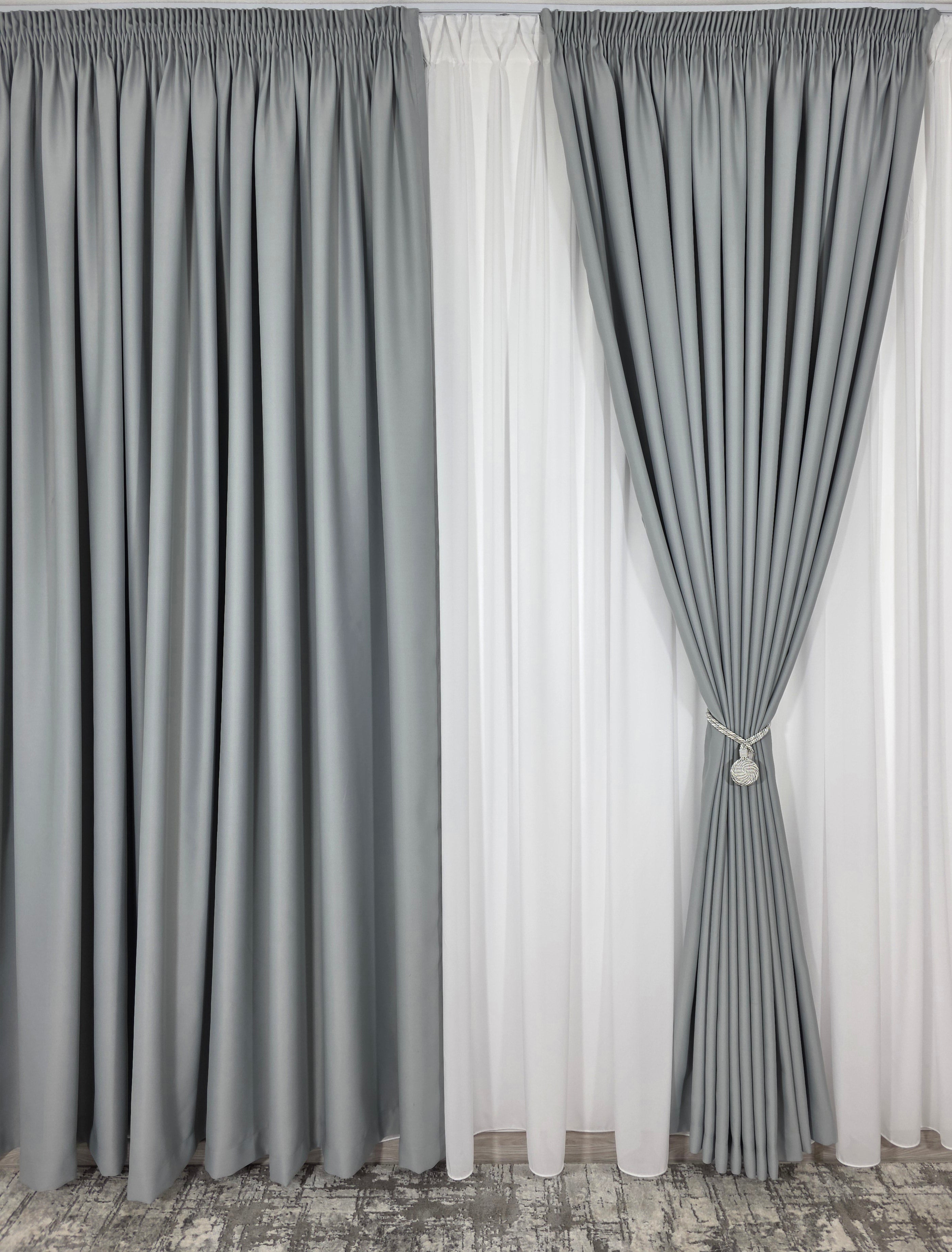 Colectia Blackout: Perdea Matase Alba Si Draperie Gri Cenusiu Blackout 80%