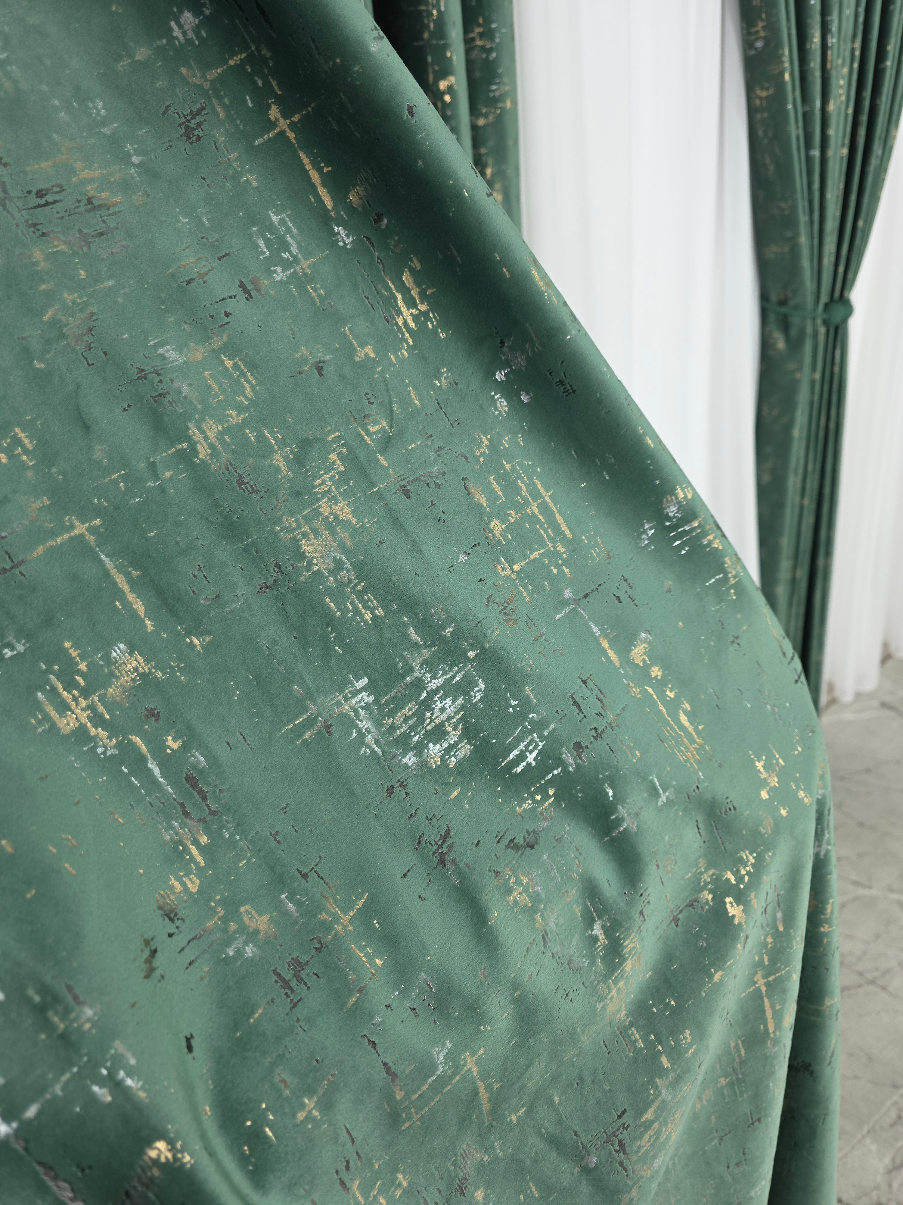 Set Esmeria : Perdea Voal Premium Si Draperie Catifea Verde Smarald Cu Insertii