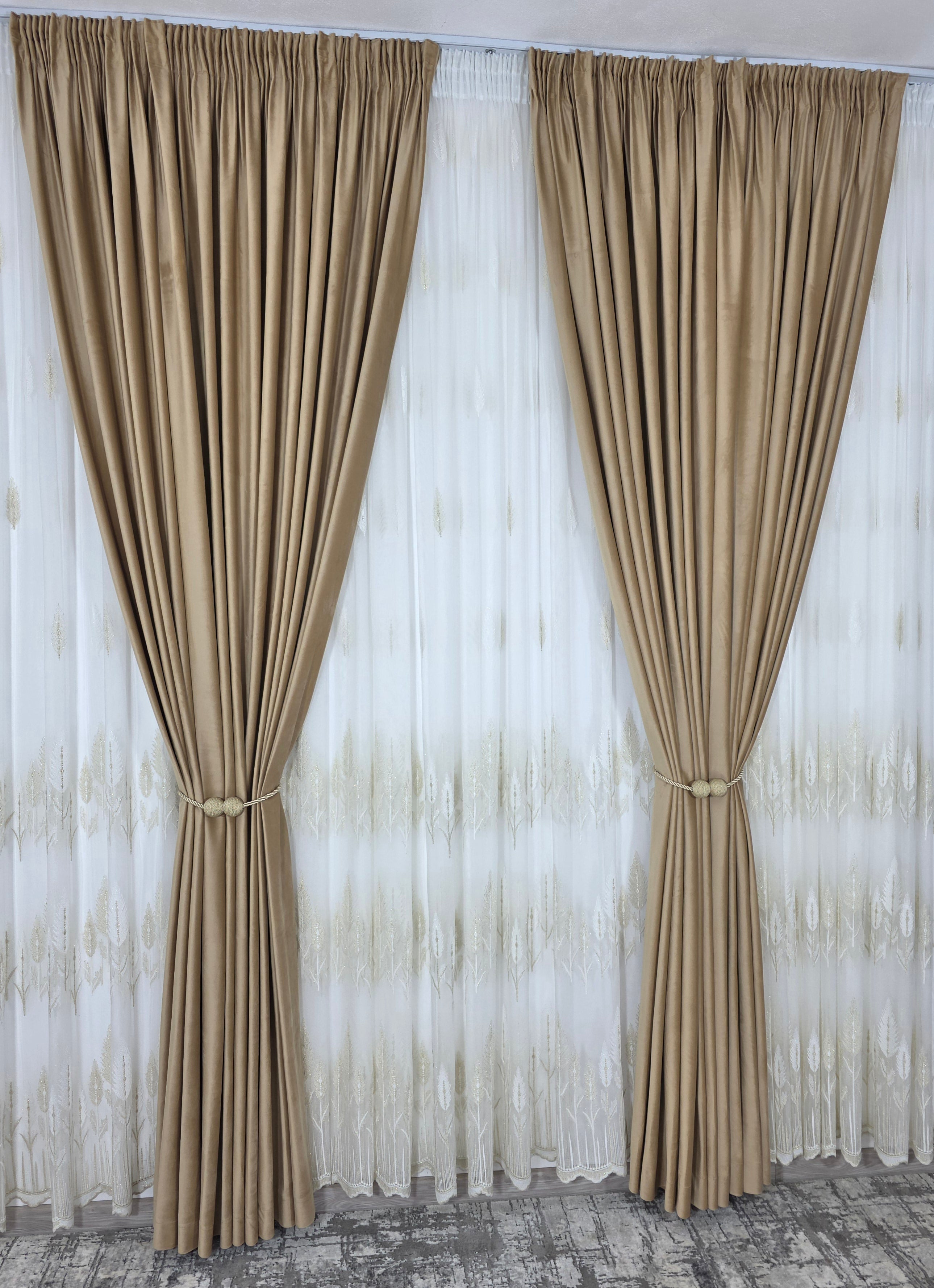 Set Aurora: perdea din bamboo cu broderie crem si draperie din catifea crem-miere