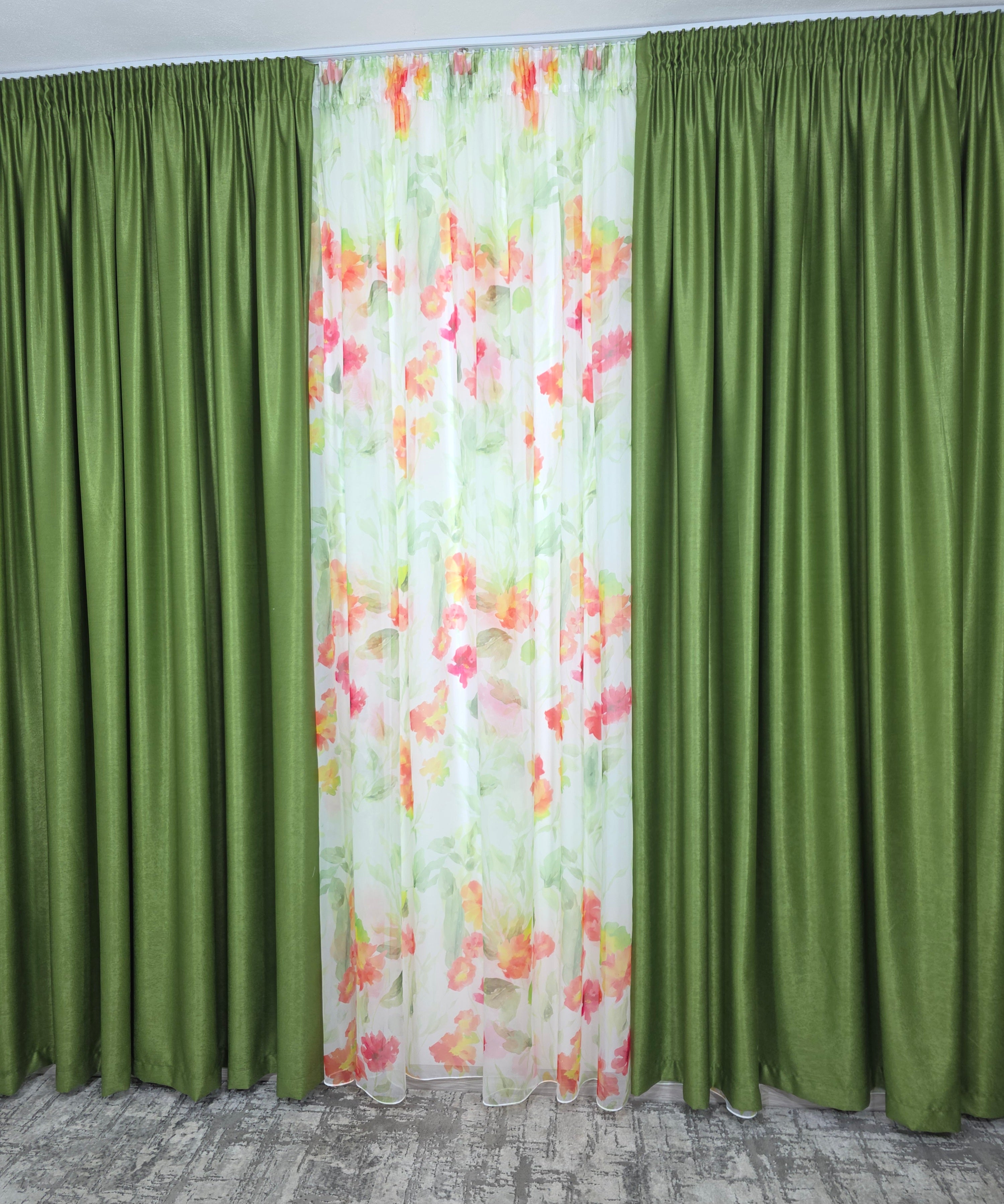Set Primăvară în Verde: Perdea Din Voal Cu Model Floral Si Draperie Soft Verde Olive Semi-Opaca