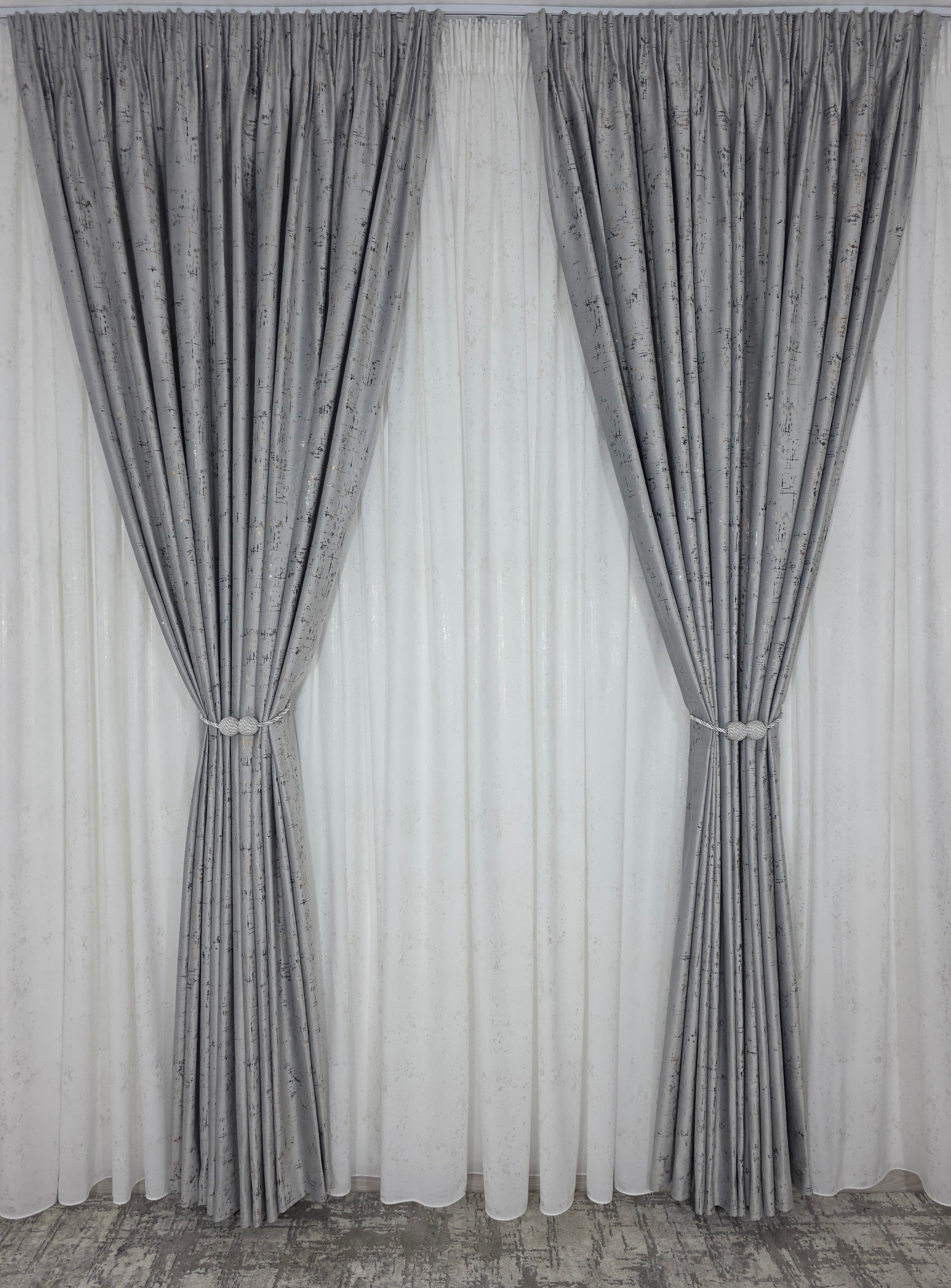 Colectia Royal: Perdea Alba Din Matase Cu Insertii Aurii Varianta 2 Si Draperie Catifea Gri Deschis Cu Insertii