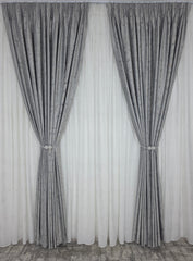 Colectia Royal: Perdea Alba Din Matase Cu Insertii Aurii Varianta 2 Si Draperie Catifea Gri Deschis Cu Insertii
