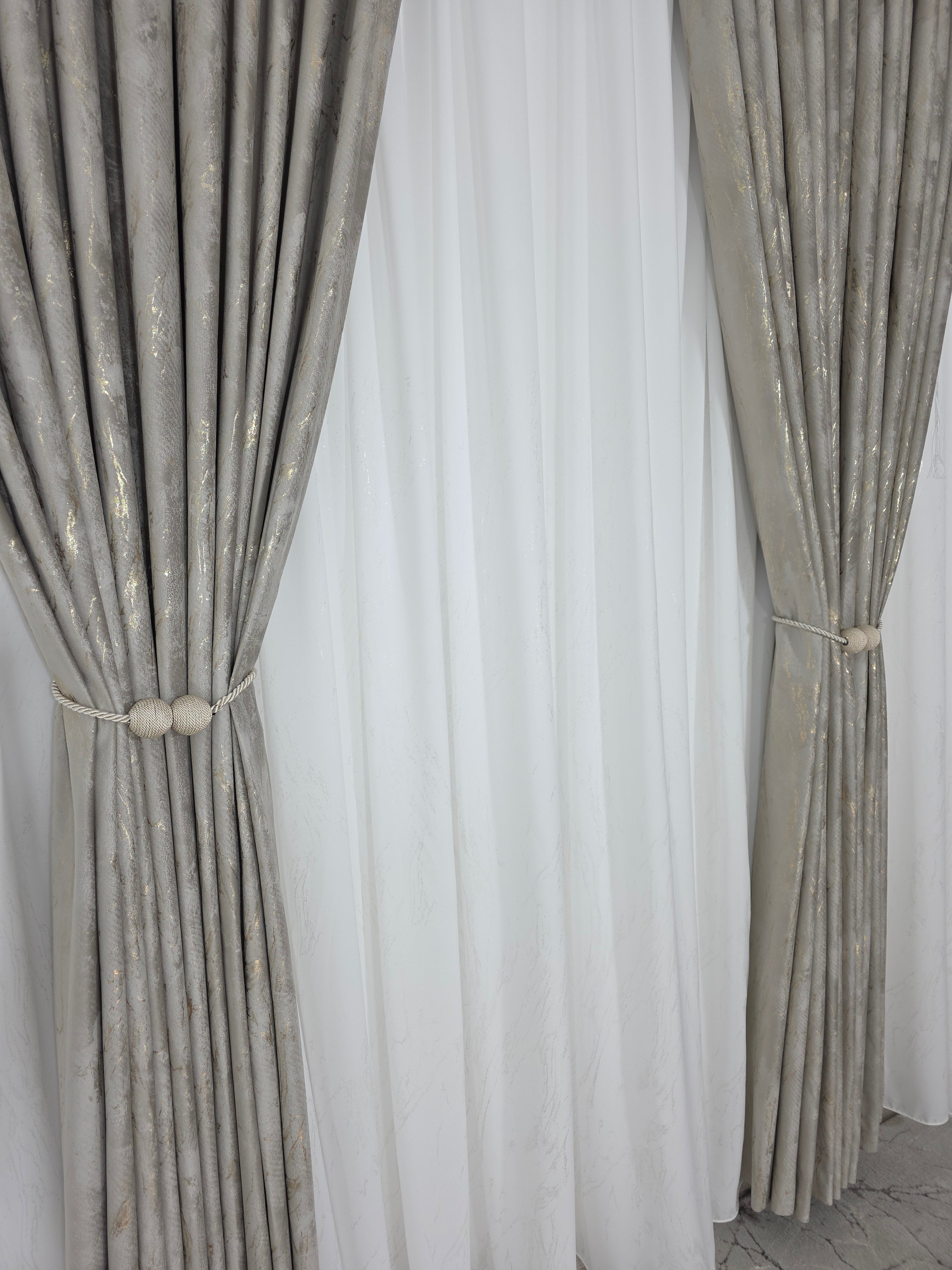 Colectia Venetia: perdea din matase cu insertii aurii varianta 3 si draperie din catifea cu insertii aurii - Grej