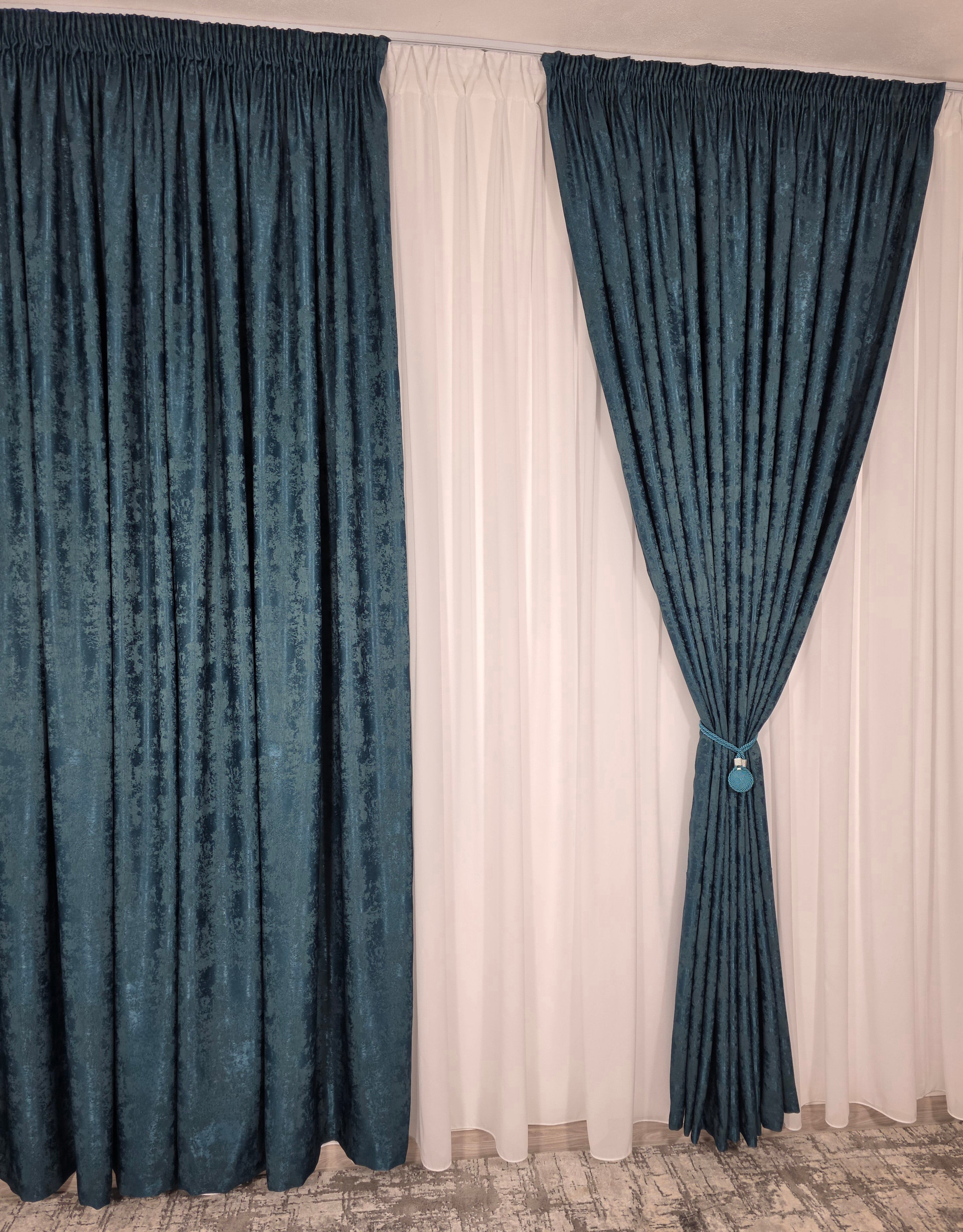 Colectia Decorativa: Perdea Alba Simpla si Draperie Tip Vopsea-Turcoaz Inchis