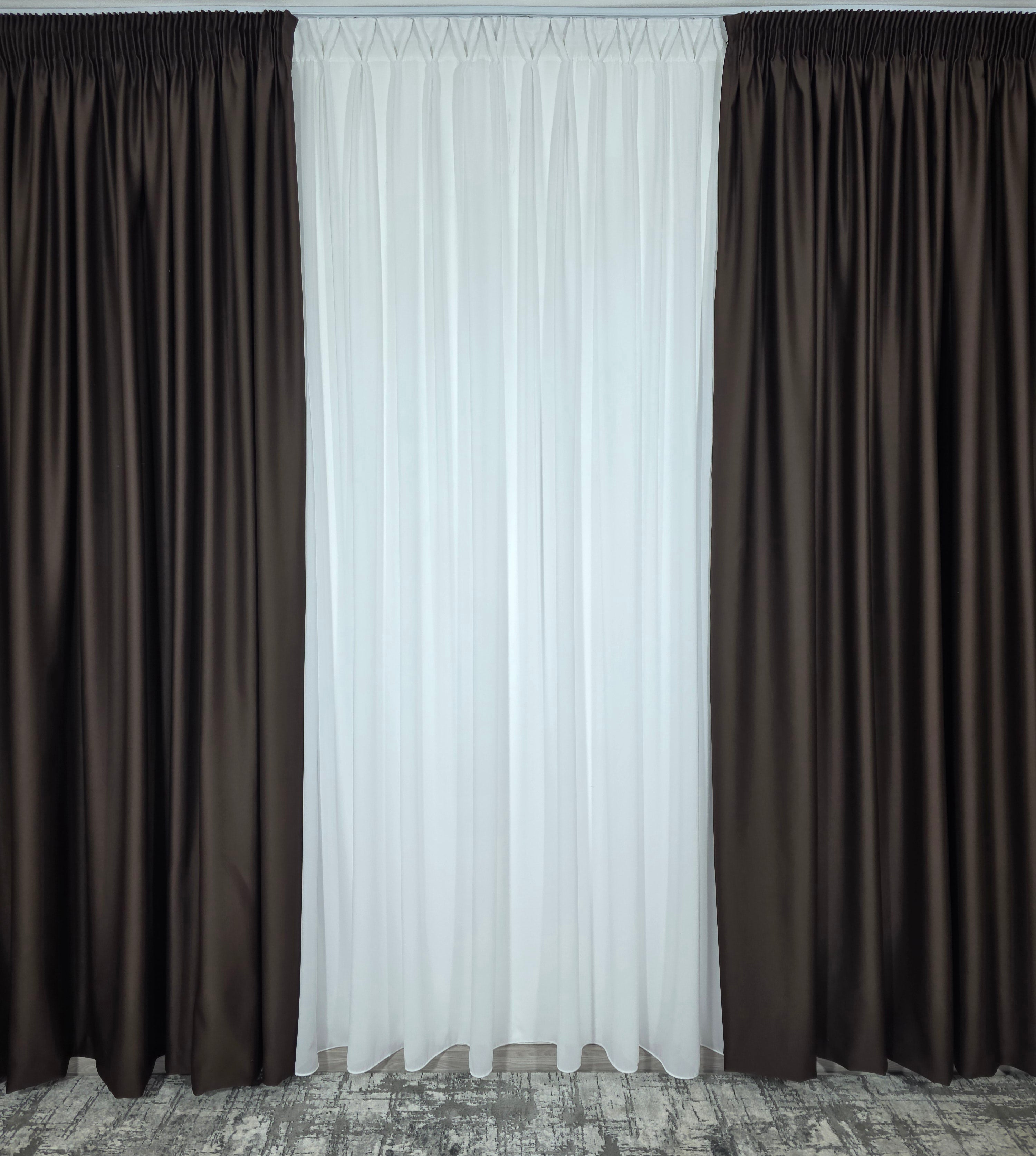 Colectia Blackout: Perdea Matase Alba Si Draperie Maro Blackout 98%
