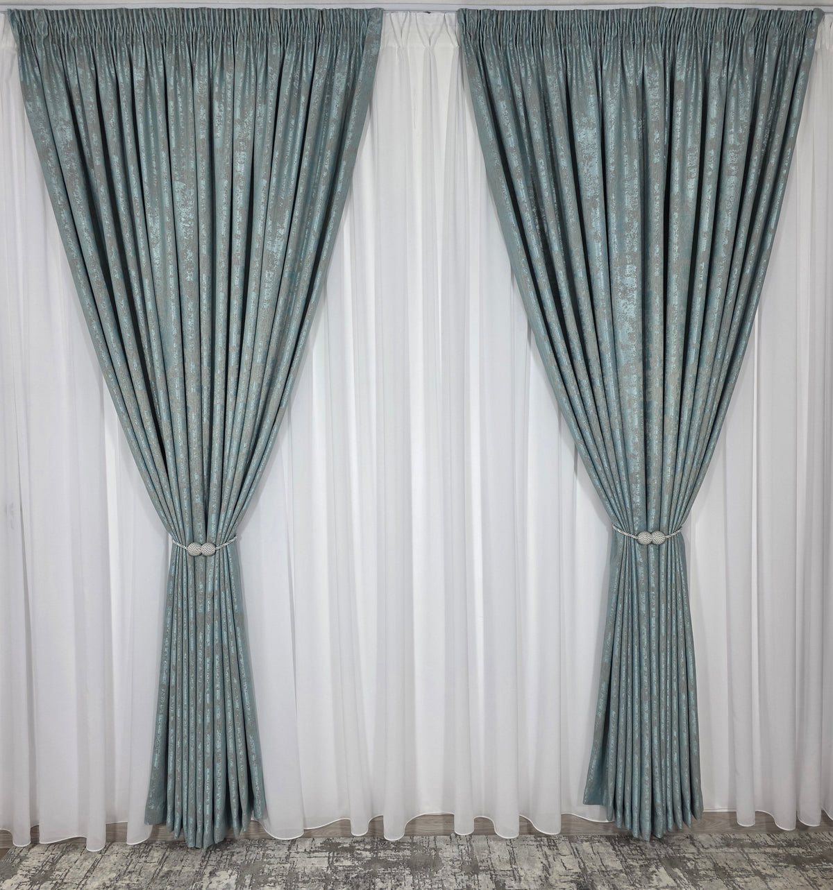 Colectia Decorativa: Perdea Alba Simpla si Draperie Tip Vopsea-Turcoaz Deschis