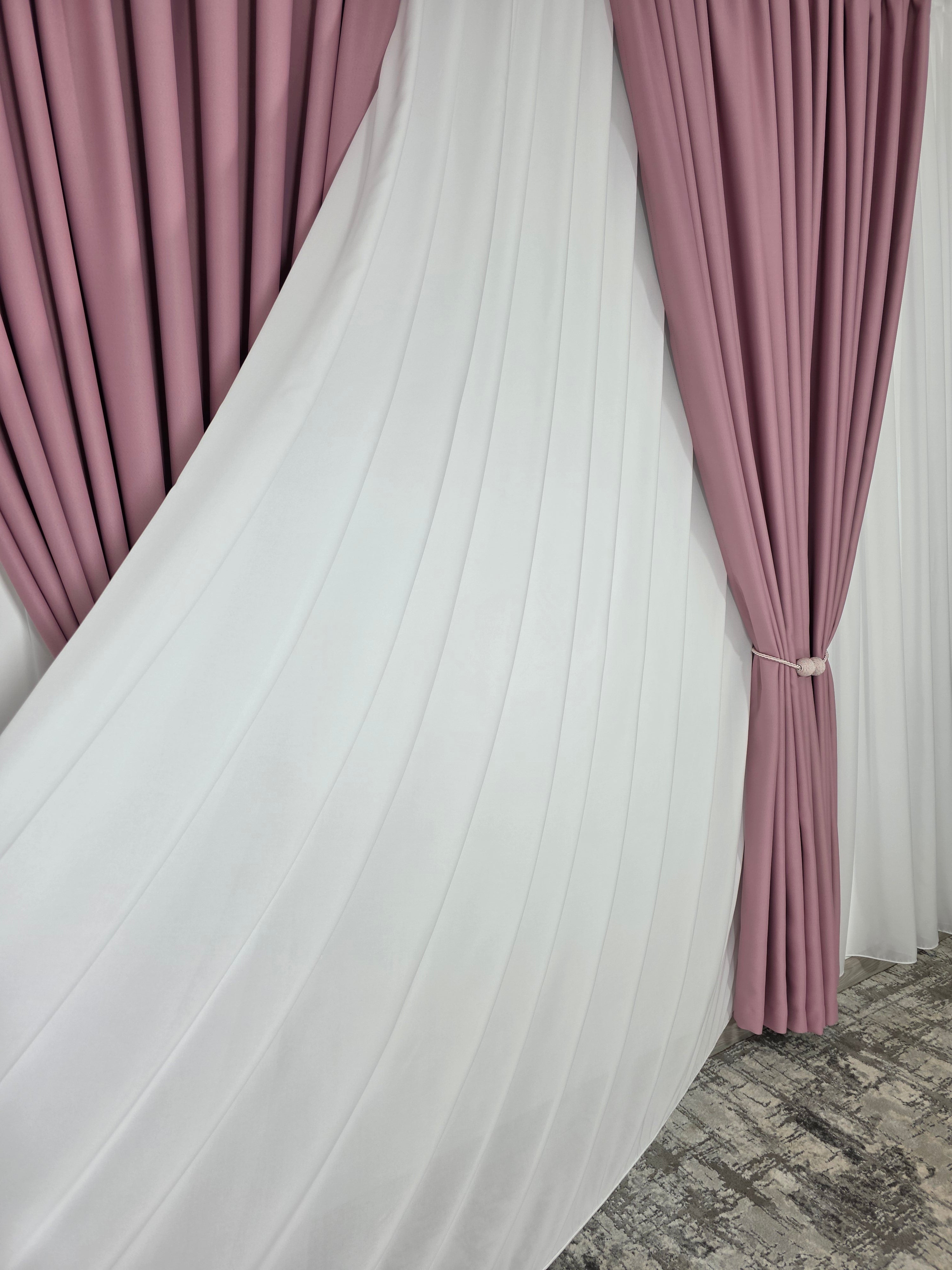 Colectia Blackout: Perdea Matase Alba Si Draperie Roz Blackout 80%