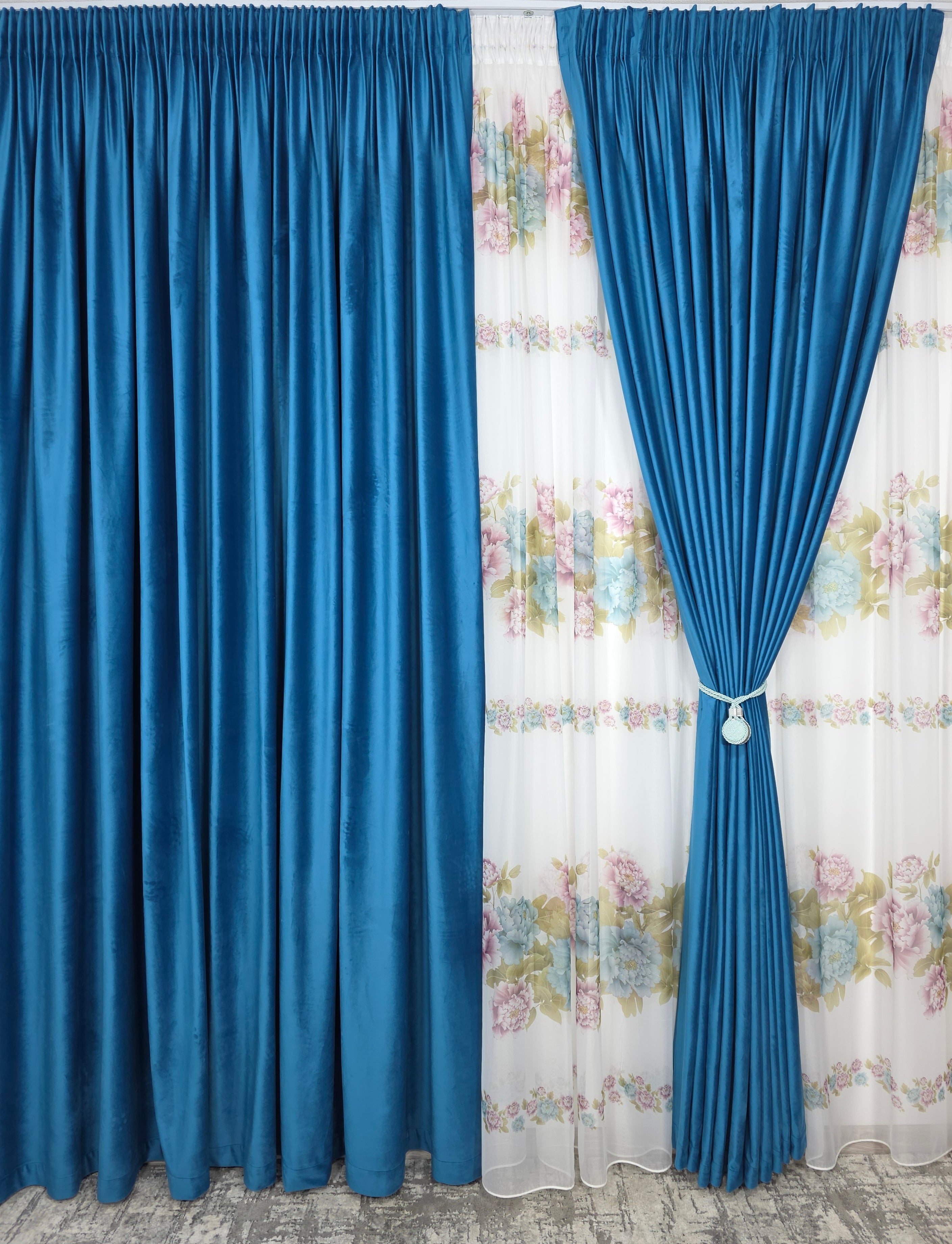 Set Grădină în Azur: Perdea Din Voal Cu Model Floral Si Draperie Catifea Turcoaz