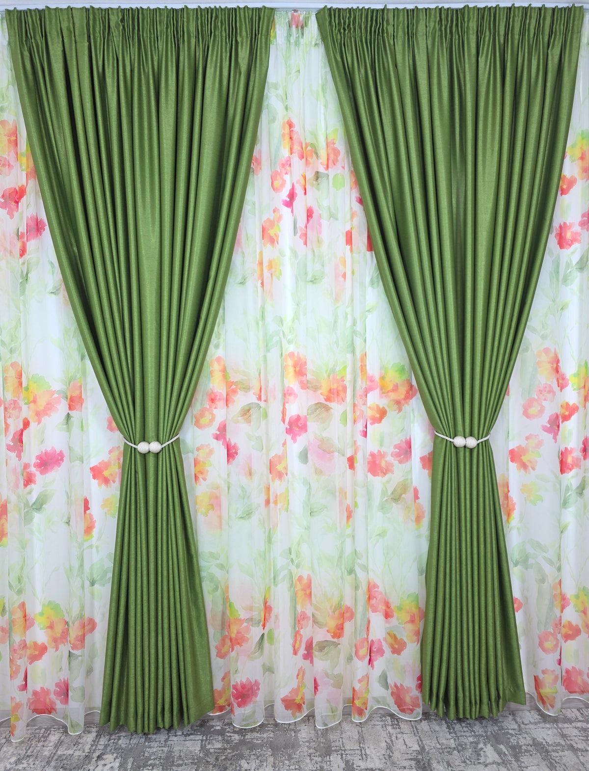 Set Primavara in Verde – Perdea din Voal cu Model Floral si Draperie Soft Verde Olive – Ideal pentru Livinguri Naturale cu Canapele Crem, Mobilier Lemn Natur si Decoruri in Tonuri Pamantii – Confectionat pe Comanda