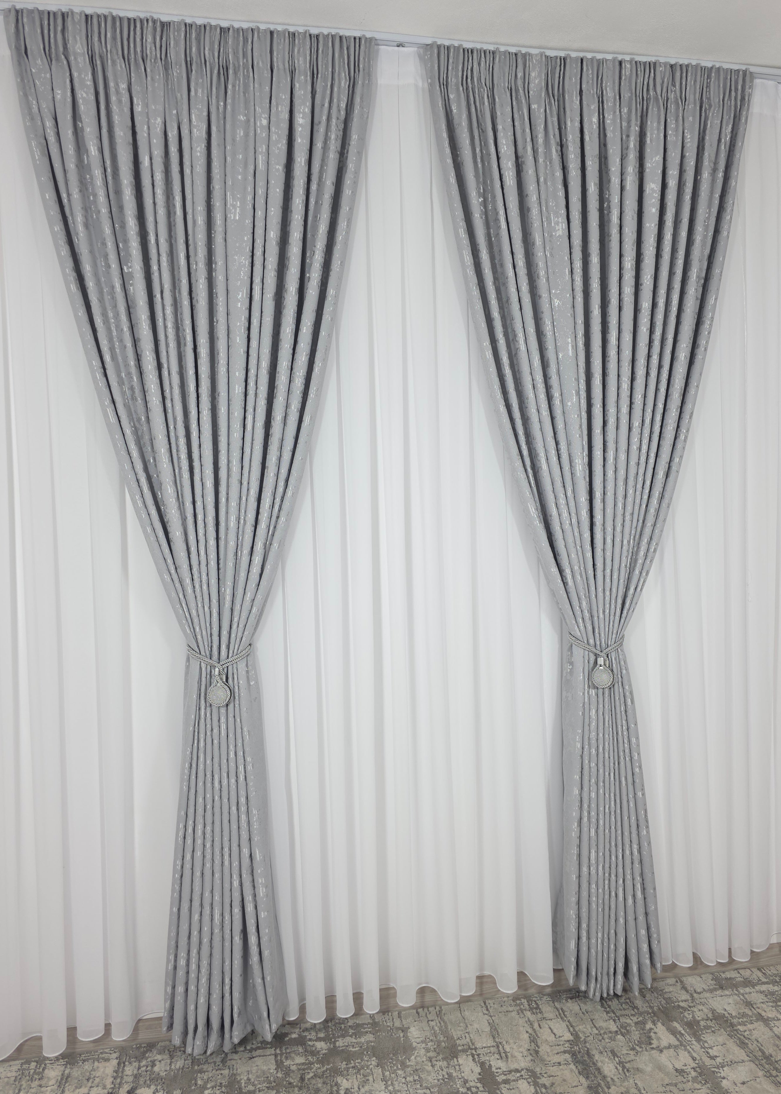 Set Los Angeles Gri Deschis: Perdea Alba Simpla si Draperie Tip Nisip
