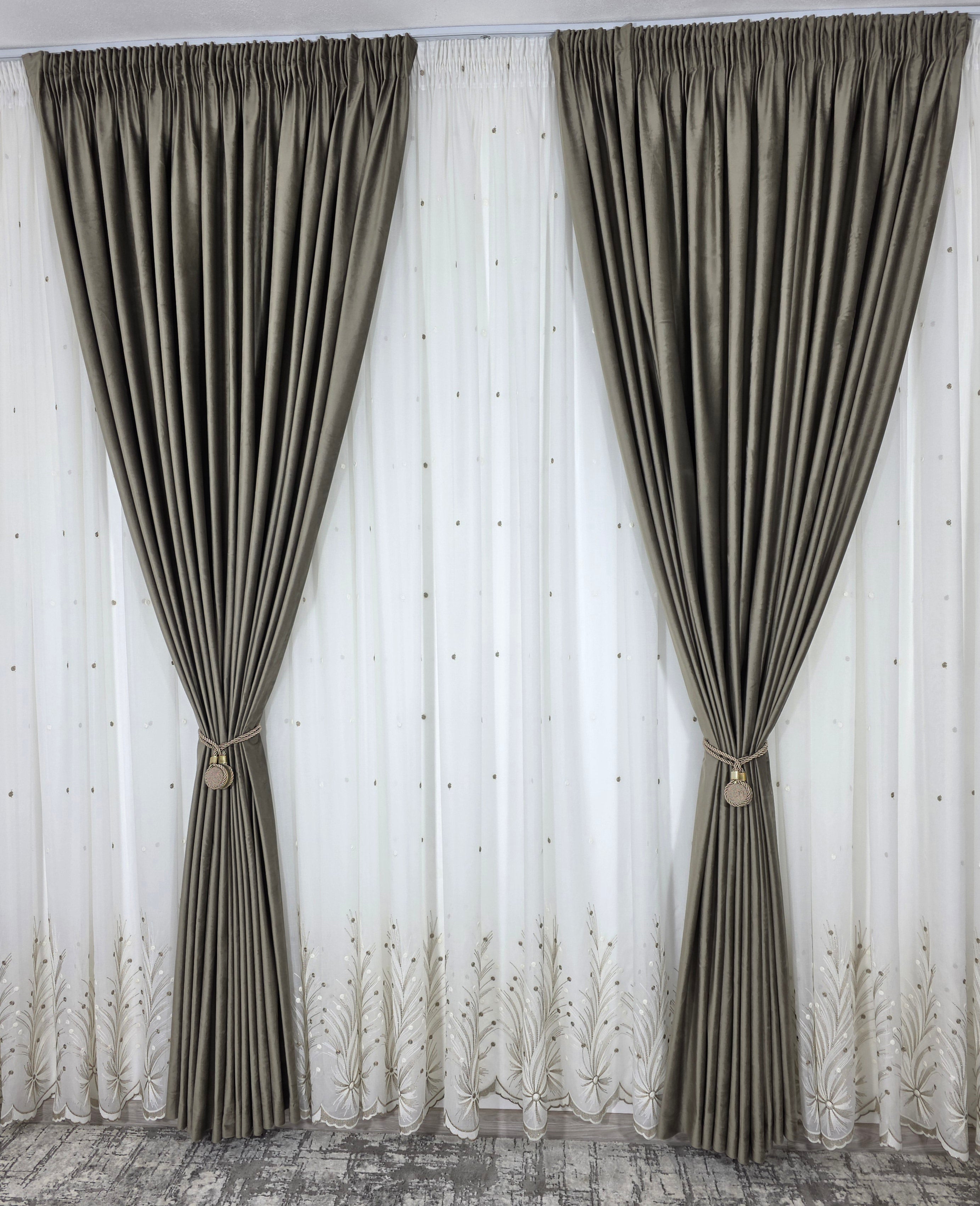 Set Gabriela: perdea ivoire in cristal cu broderie bej si draperie catifea bej inchis