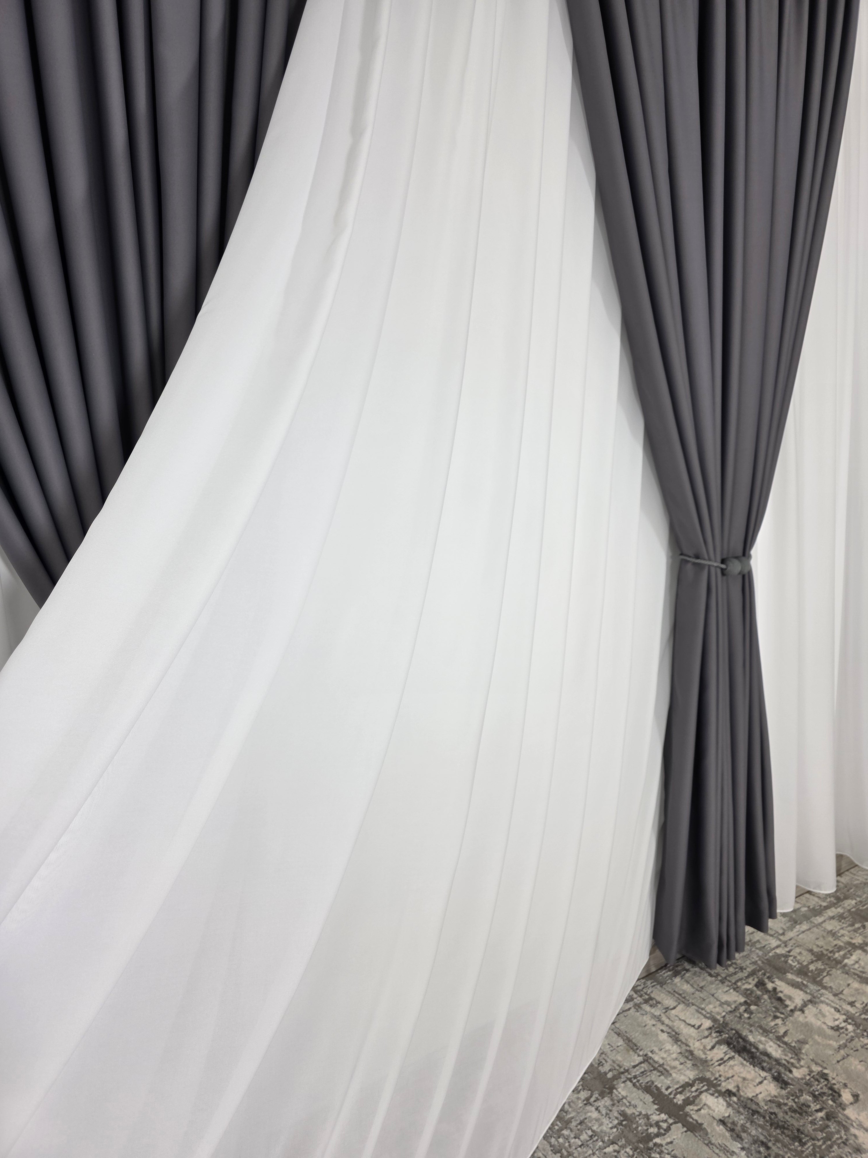 Colectia Blackout: Perdea Matase Alba Si Draperie Gri Inchis Blackout 98%