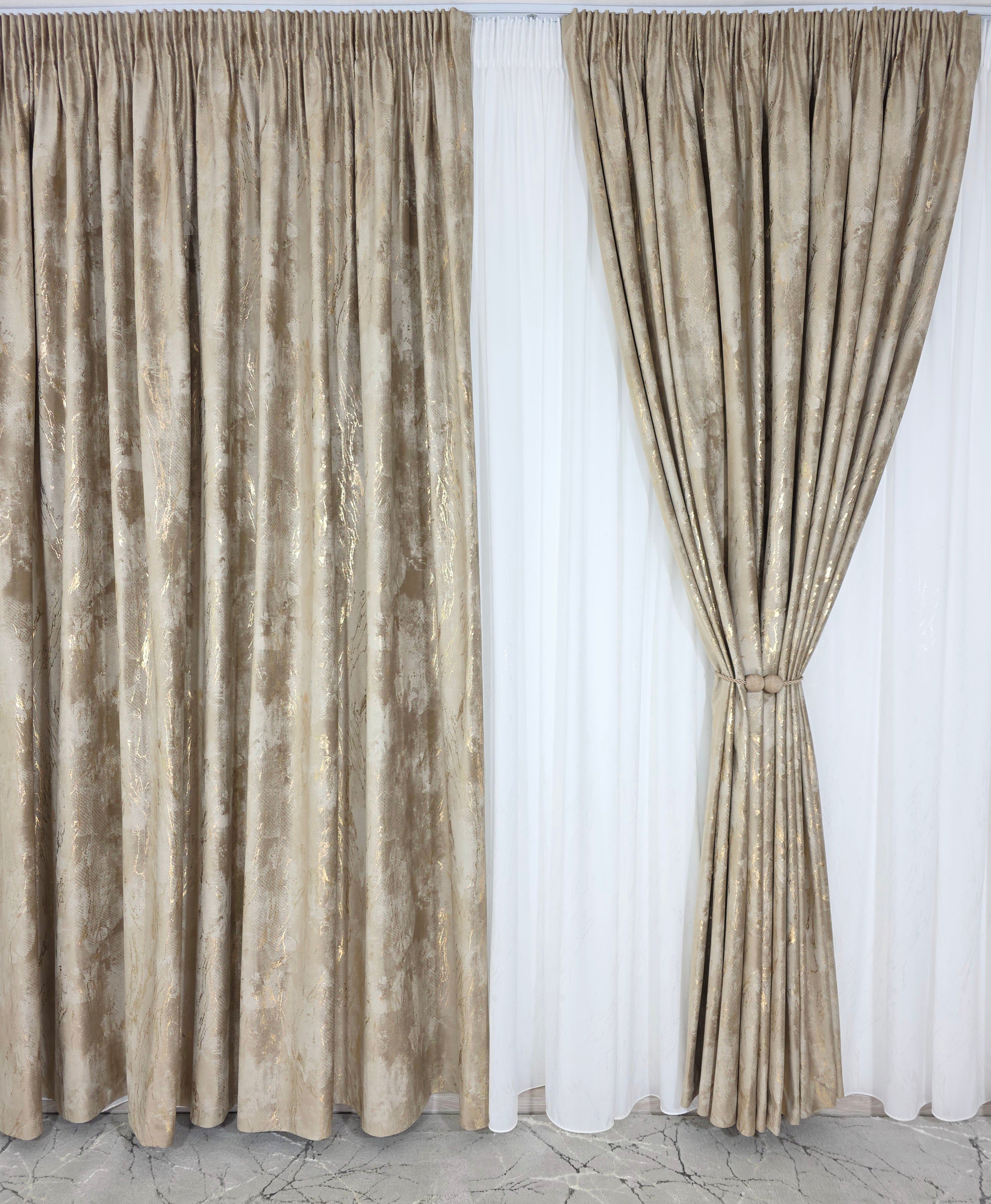 Colectia Venetia: perdea din matase cu insertii aurii varianta 3 si draperie din catifea cu insertii aurii - Auriu