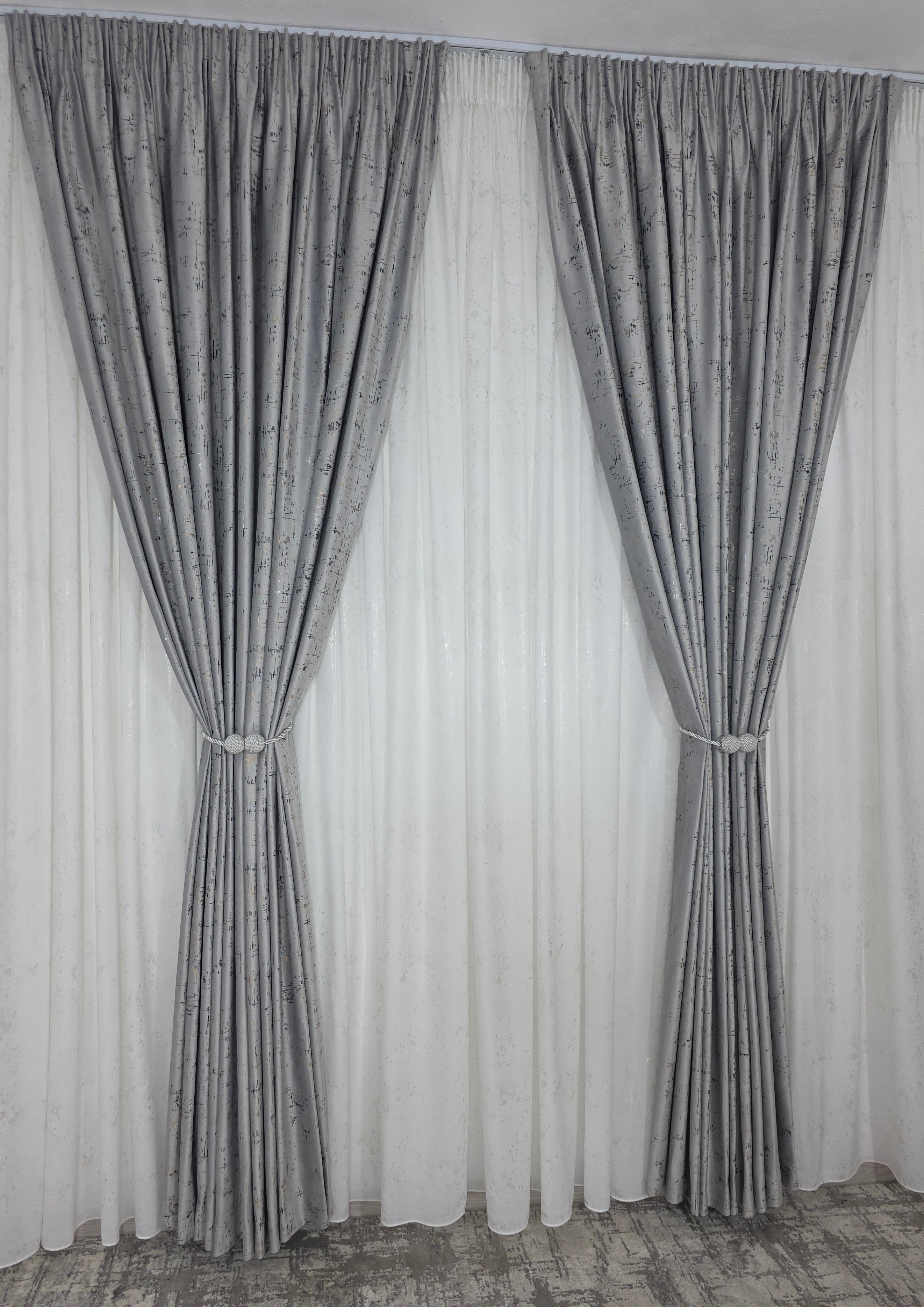 Colectia Royal: Perdea Alba Din Matase Cu Insertii Aurii Varianta 2 Si Draperie Catifea Gri Deschis Cu Insertii