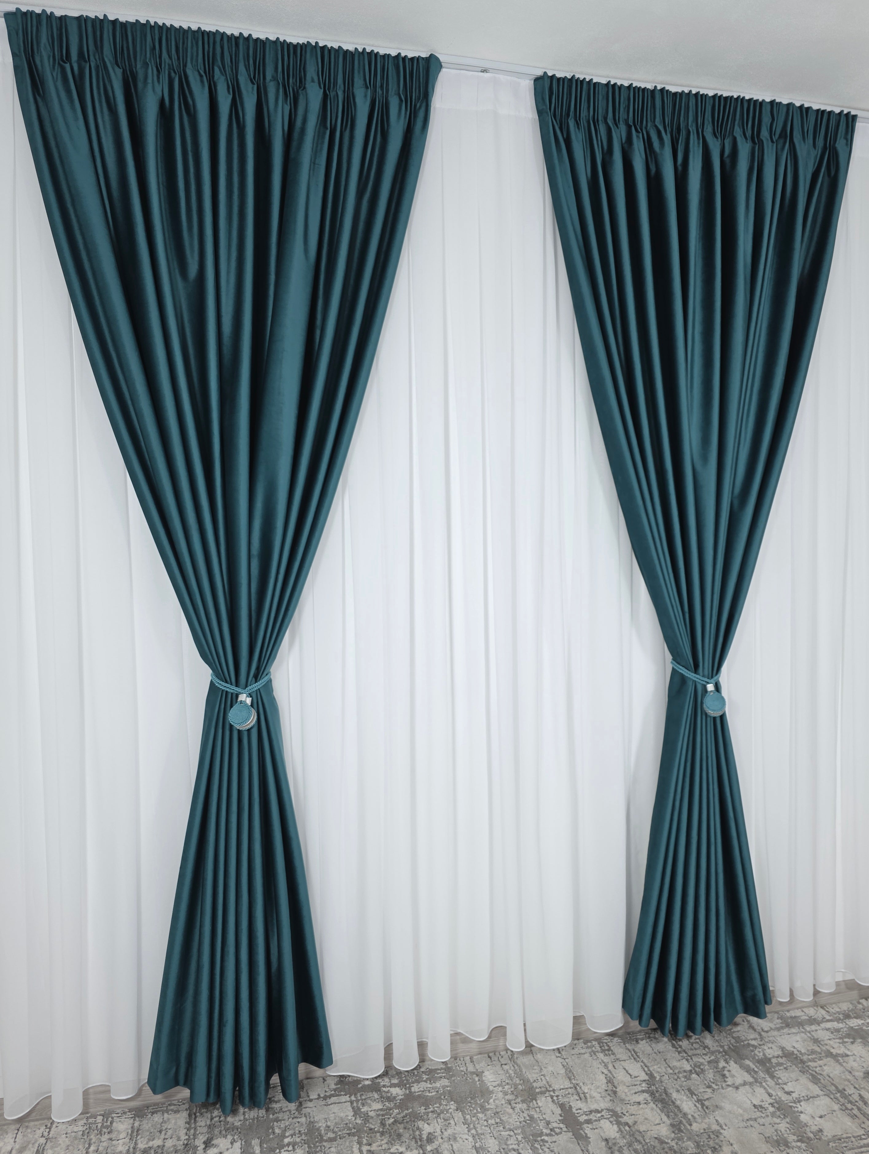 Set Premium: Perdea Matase Alb Imaculat și Draperie Verde Turcoaz Catifea Garantat Opacă Blackout 100%